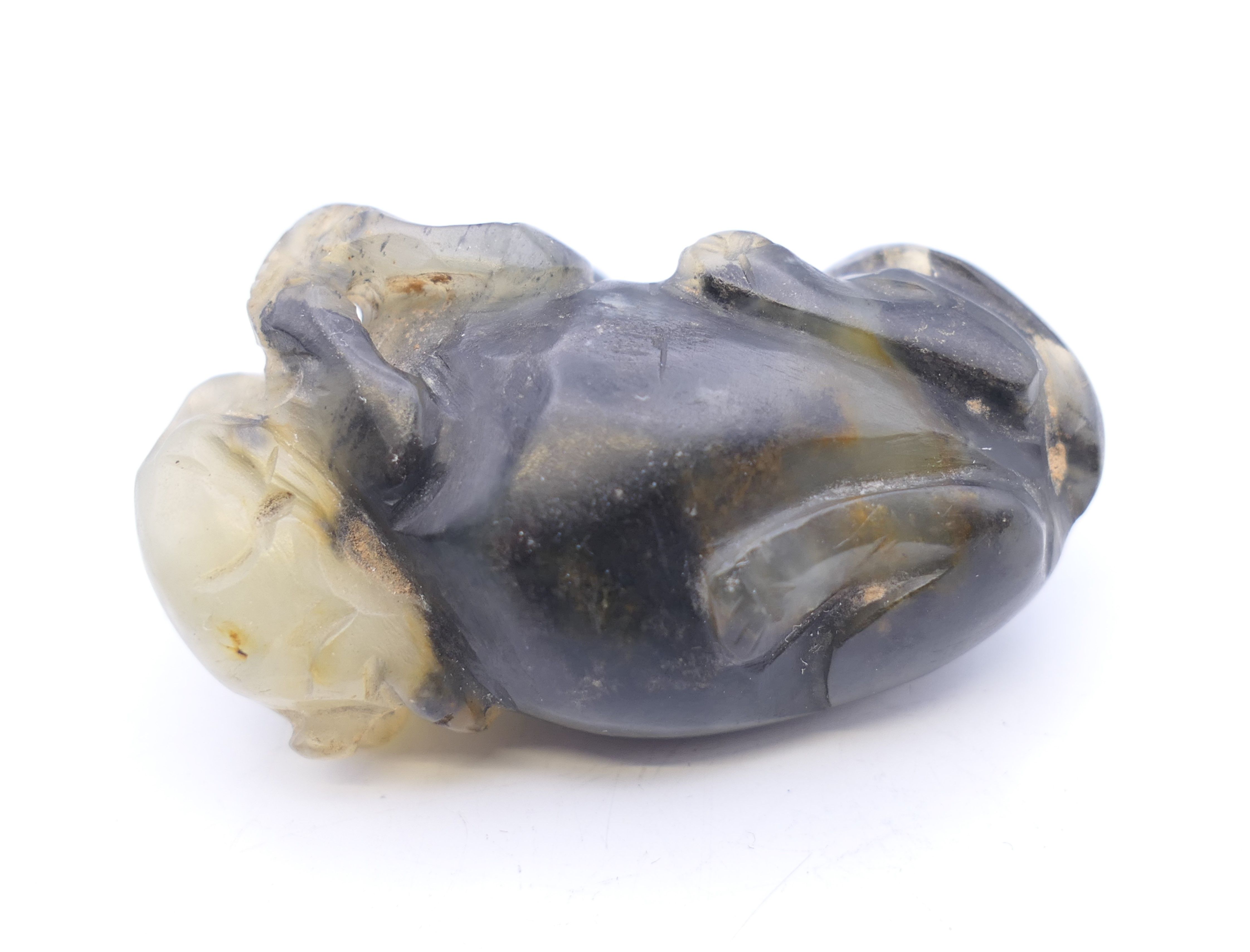 A Chinese jade netsuke of two dogs-of-fo. 4.5 cm long. - Image 4 of 4