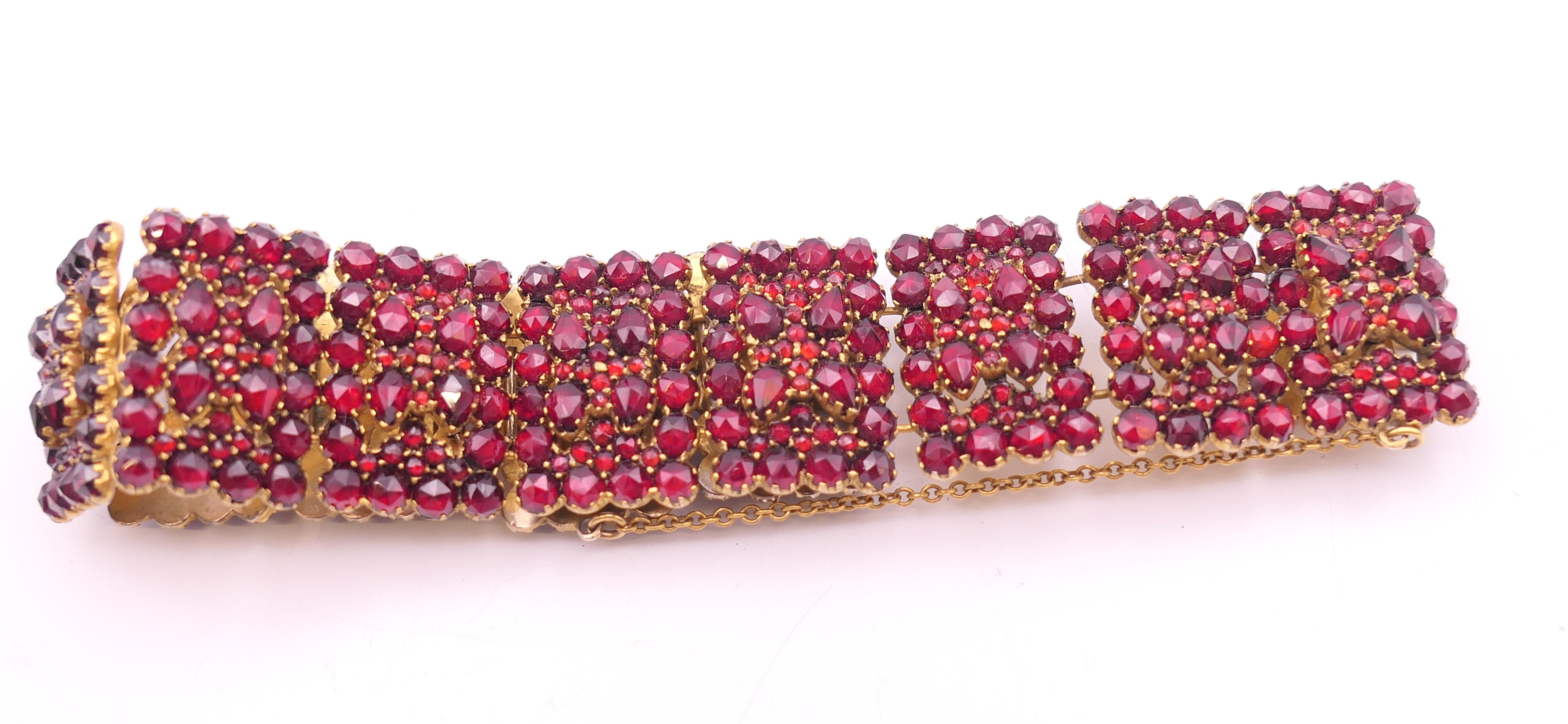 An old cut Bohemian garnet bracelet. Approximately 19 cm long. - Image 4 of 6