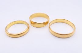 Three 22 ct gold wedding bands. 9.5 grammes.