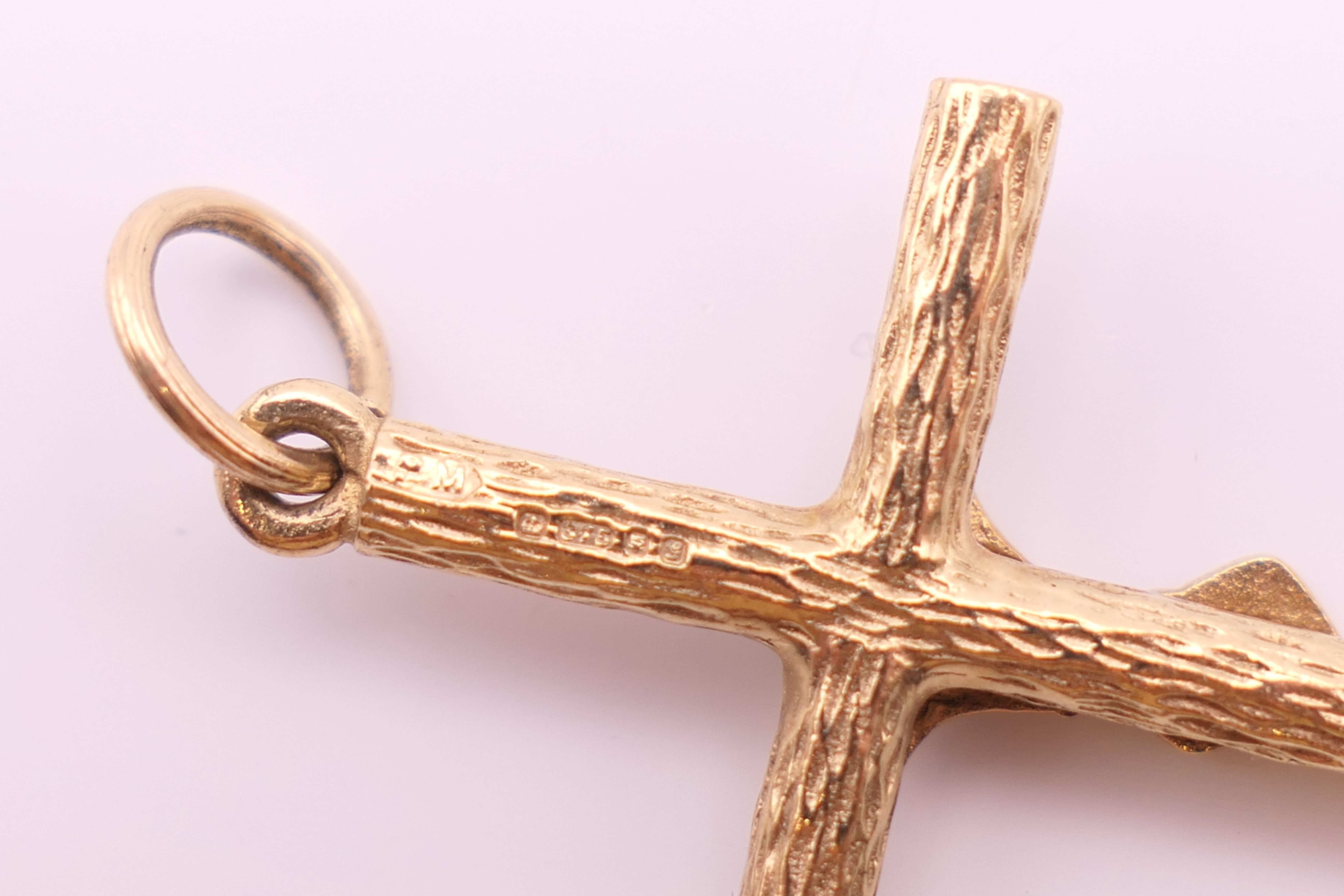 Two 9 ct gold cross/crucifix pendants. The largest 3.5 cm high. 6.2 grammes. - Image 4 of 5