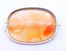 An unmarked gold mounted agate brooch. 4.5 x 3 cm.