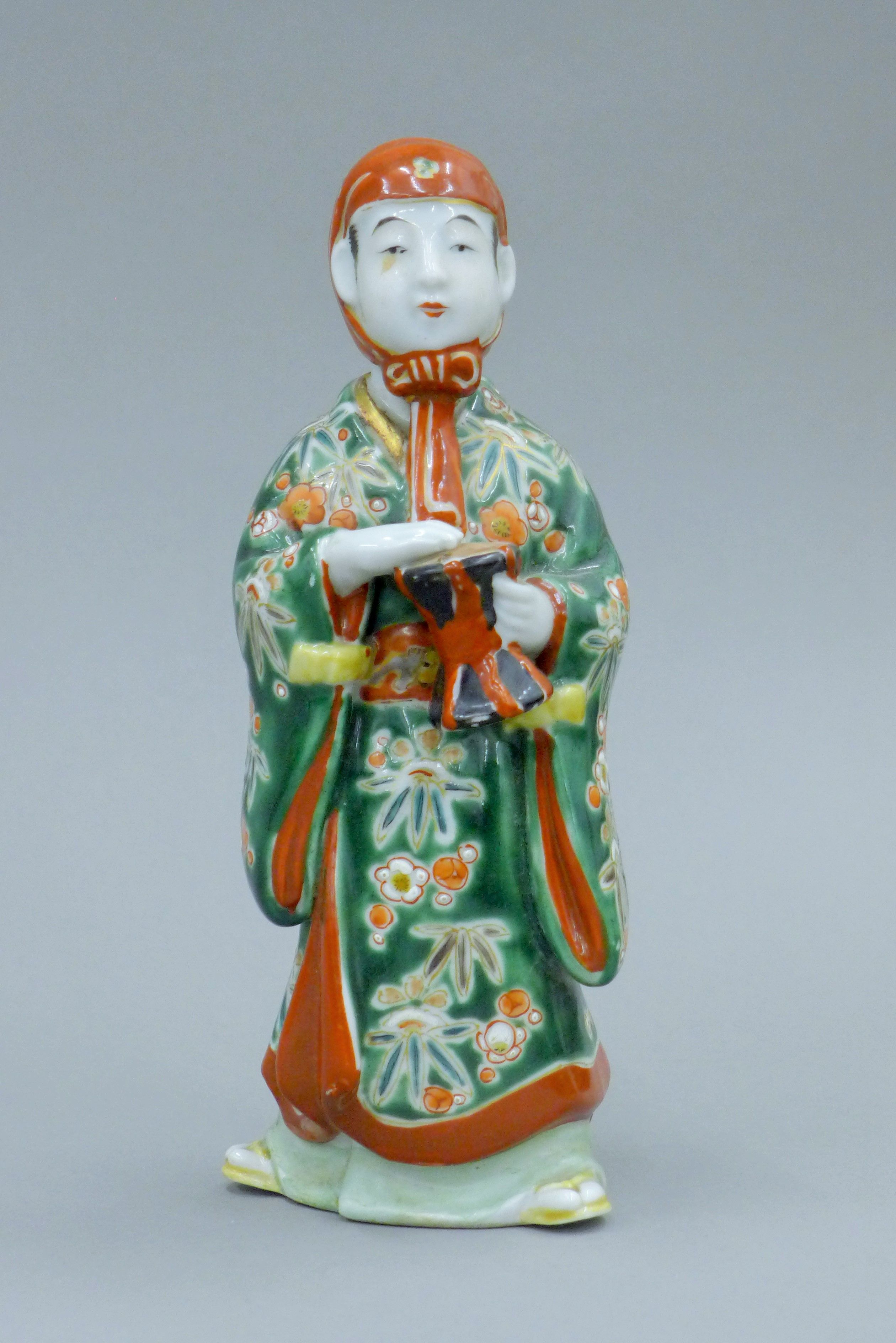 A pair of Japanese Meiji period porcelain figures. Each approximately 19 cm high. - Image 6 of 9