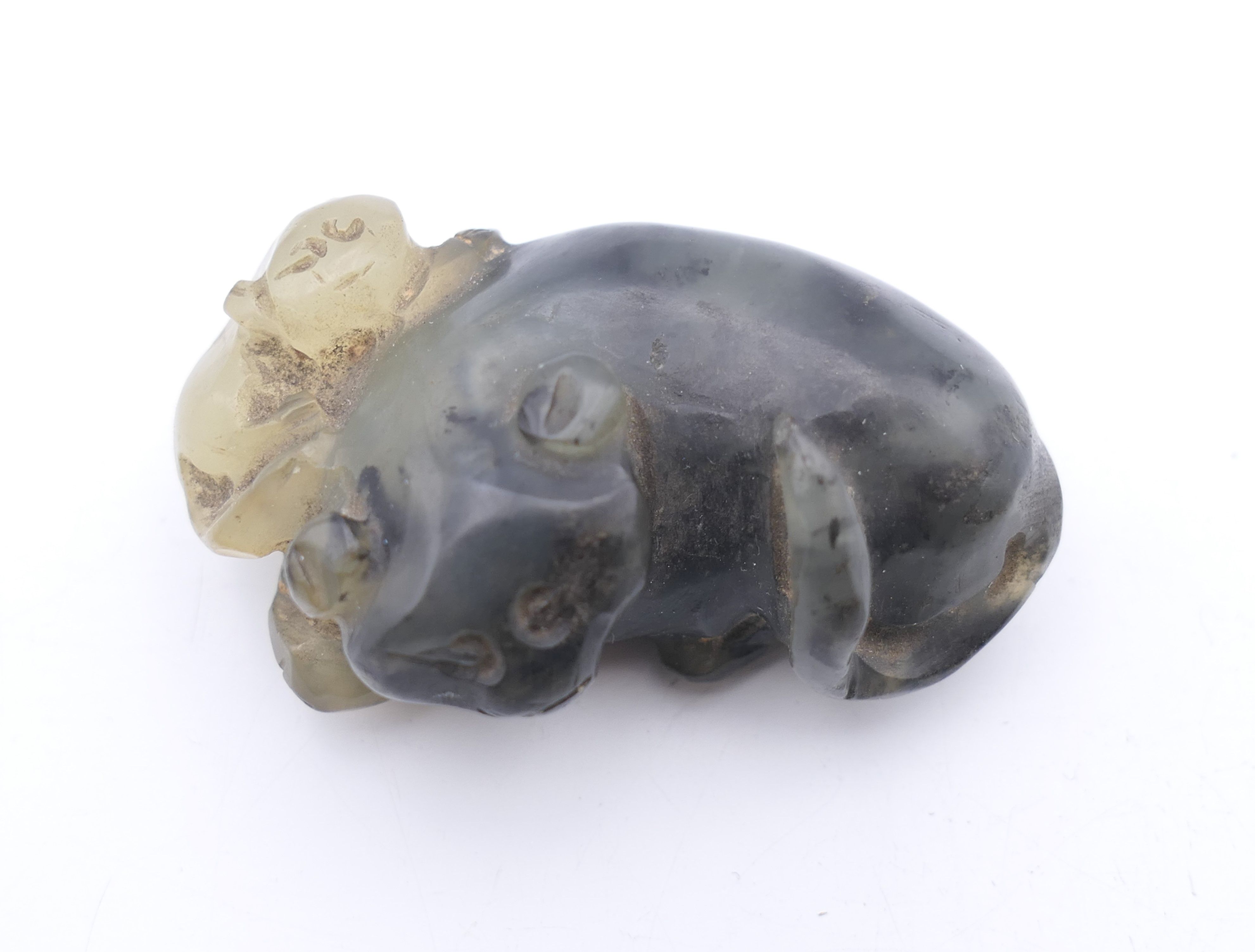A Chinese jade netsuke of two dogs-of-fo. 4.5 cm long. - Image 2 of 4