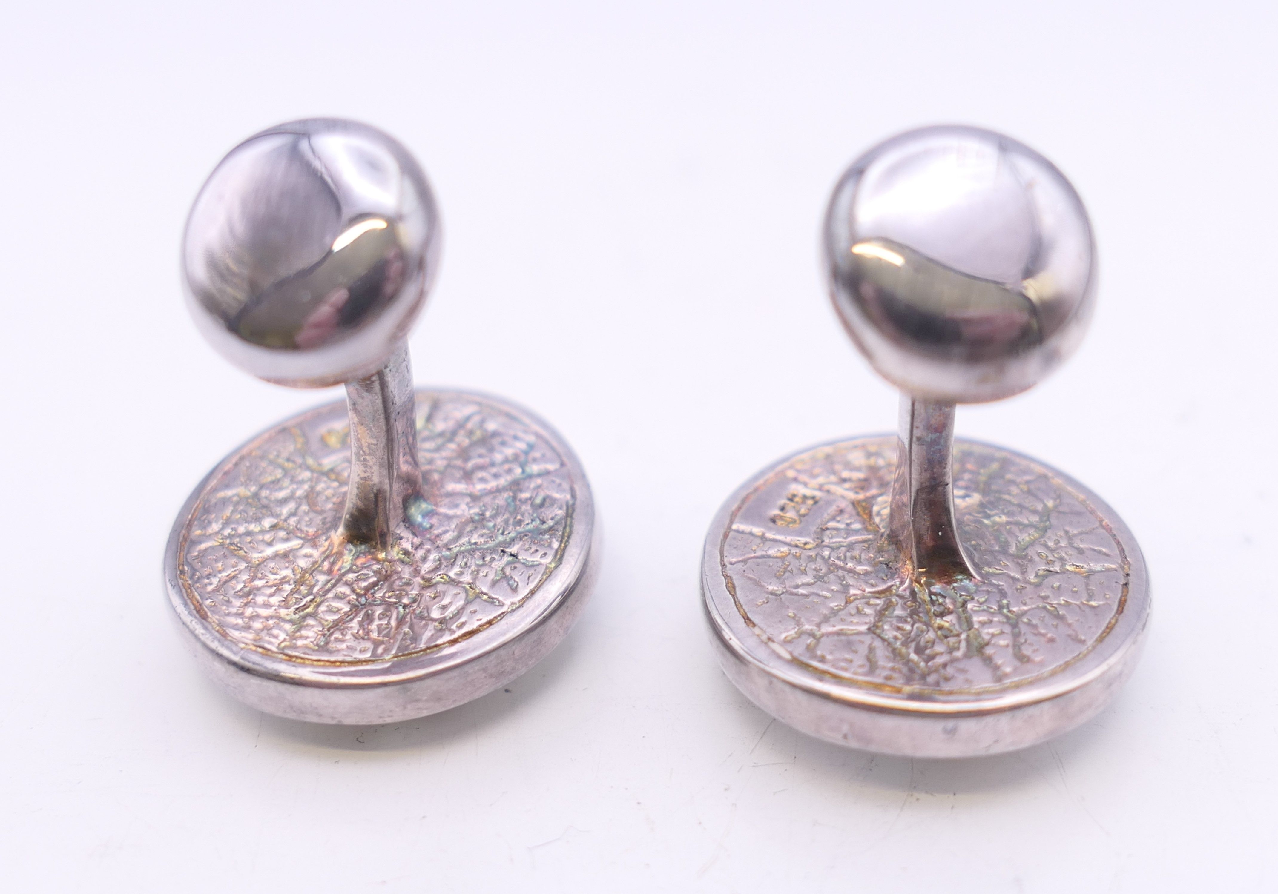 A cased pair of sterling silver and mother-of-pearl cufflinks. 1.5 cm diameter. - Image 2 of 5