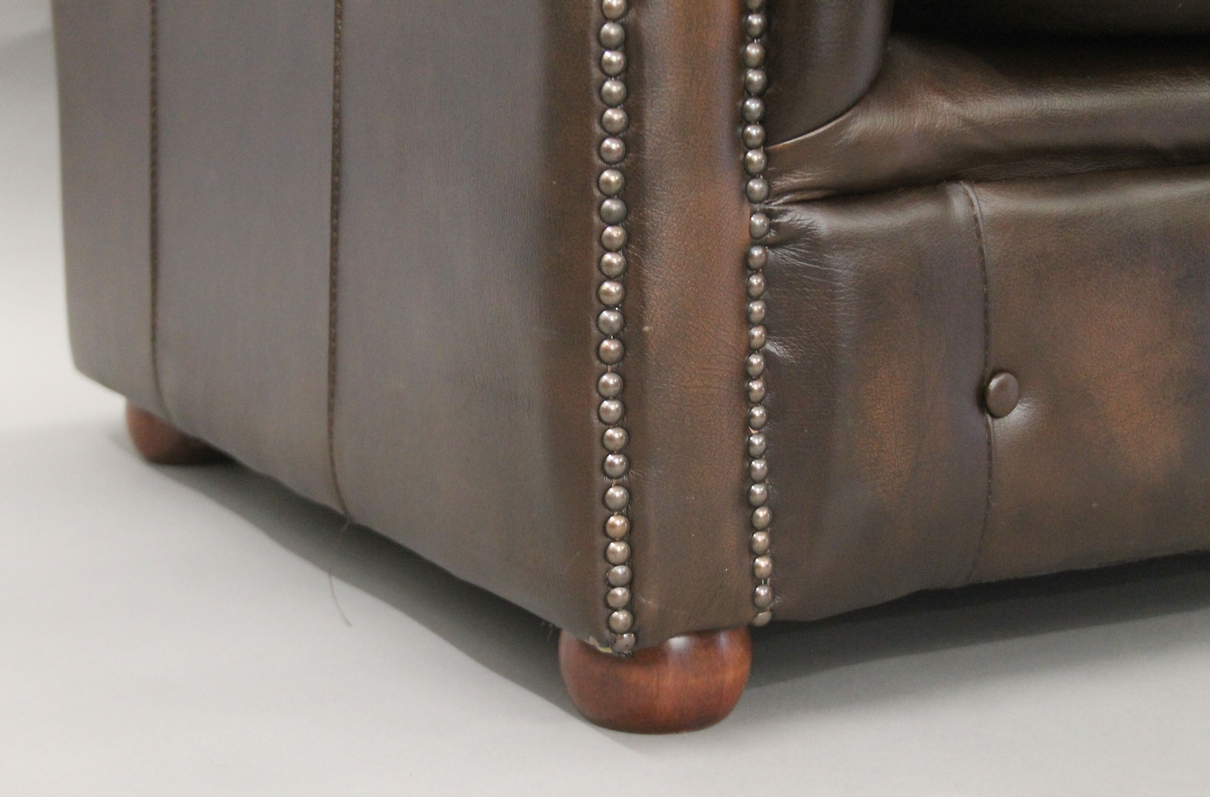 A Chesterfield type armchair. 98 cm wide. - Image 4 of 4