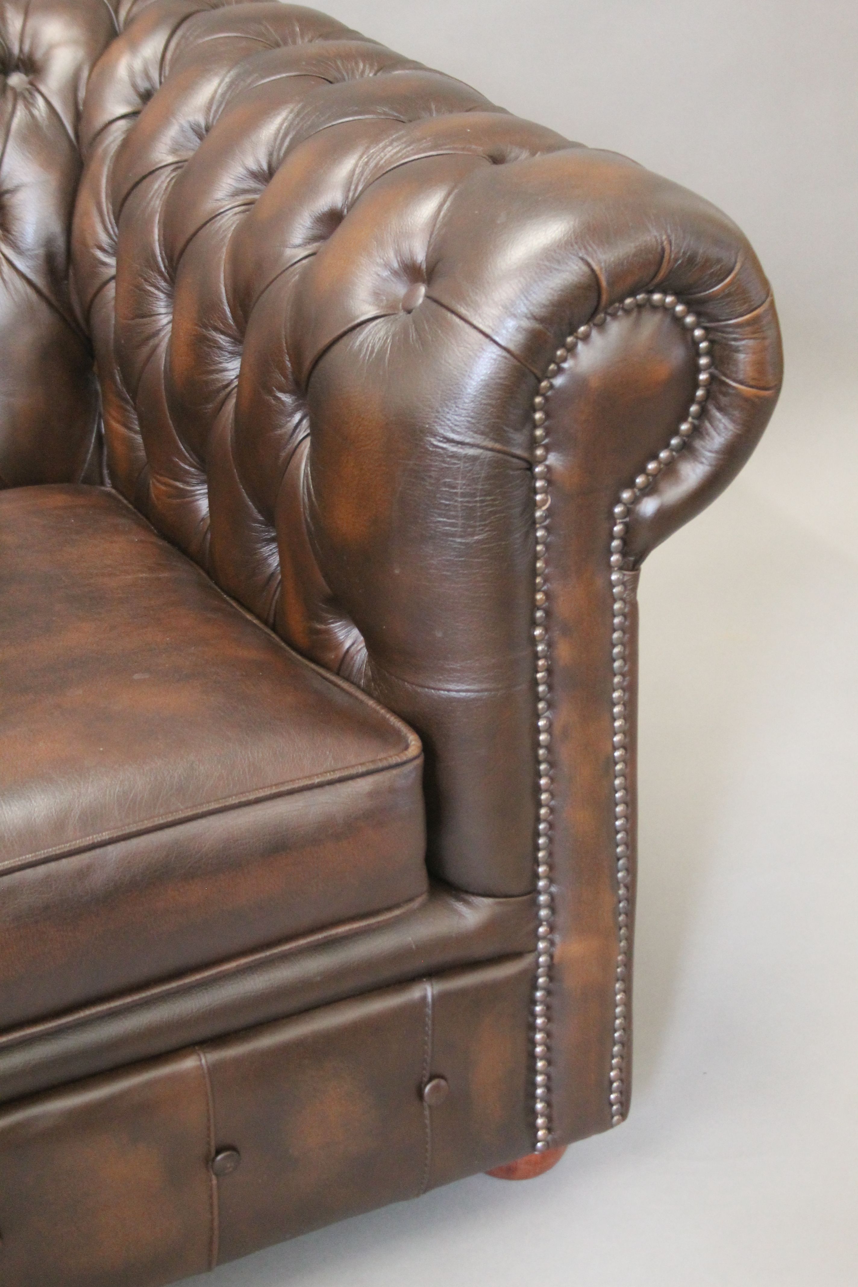 A Chesterfield type armchair. 98 cm wide. - Image 3 of 4