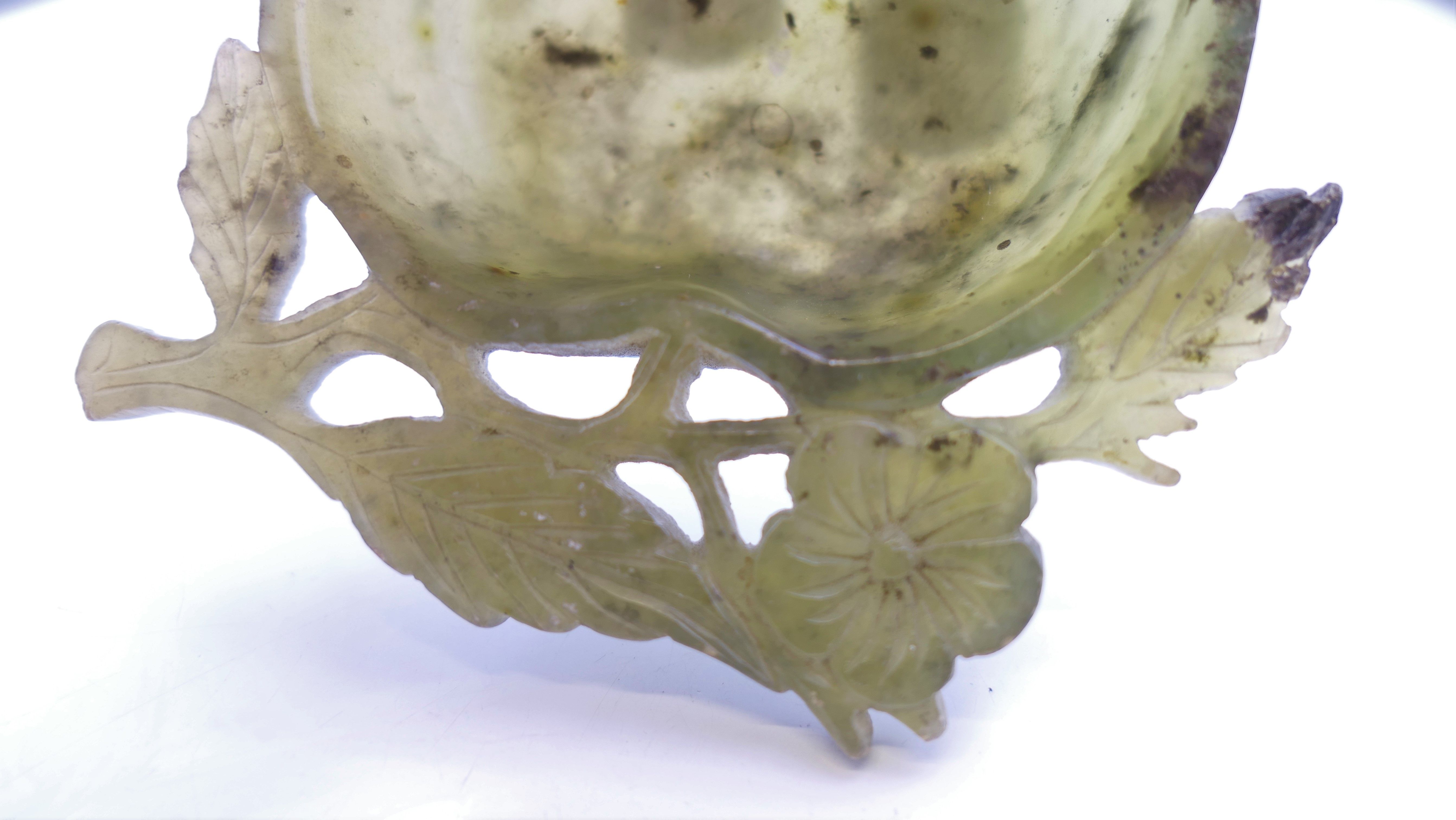 A Chinese spinach jade heart shaped brush washer. 11 cm long. - Image 4 of 4