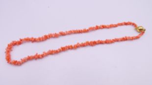 A coral necklace. 38 cm long.