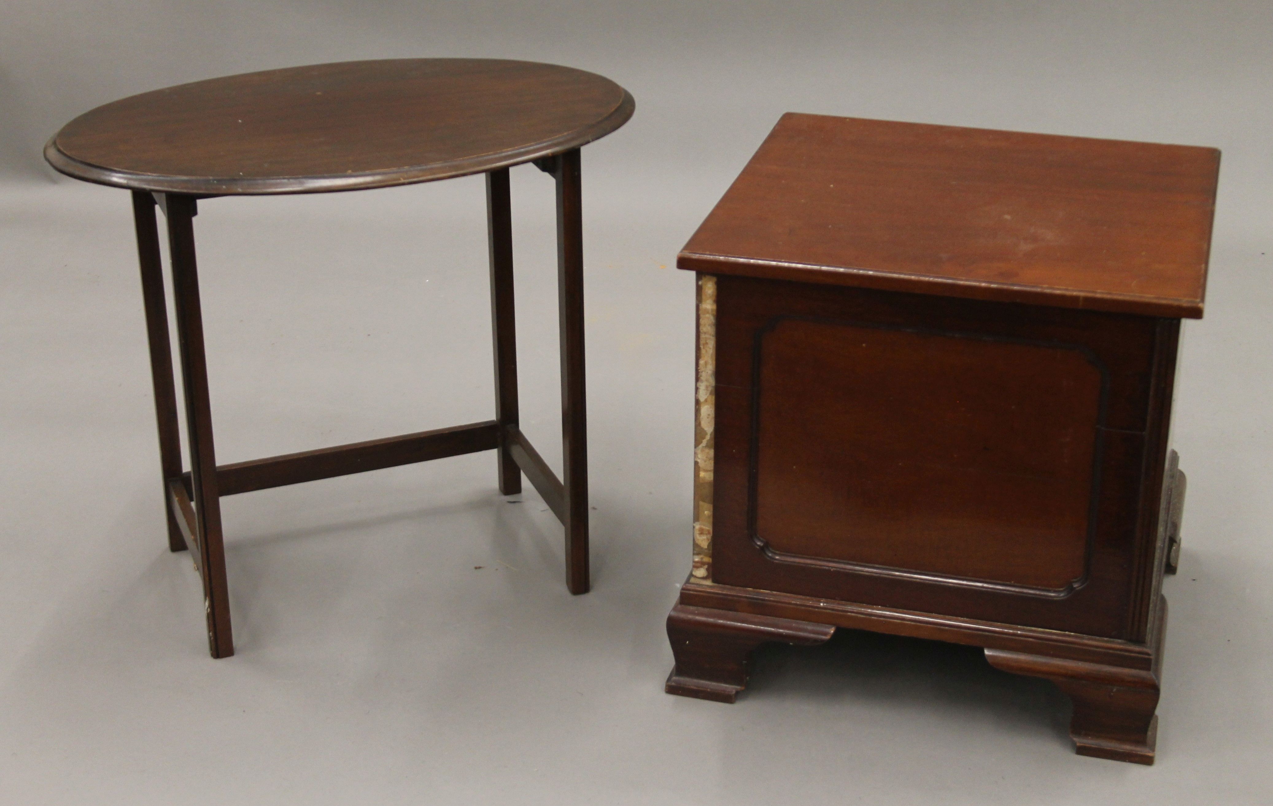 A mahogany commode and a side table. The former 45.5 cm wide.