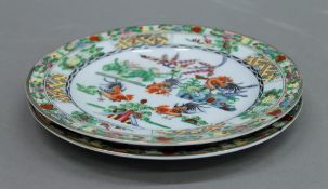 A pair of Chinese porcelain plates. 20.5 cm diameter.