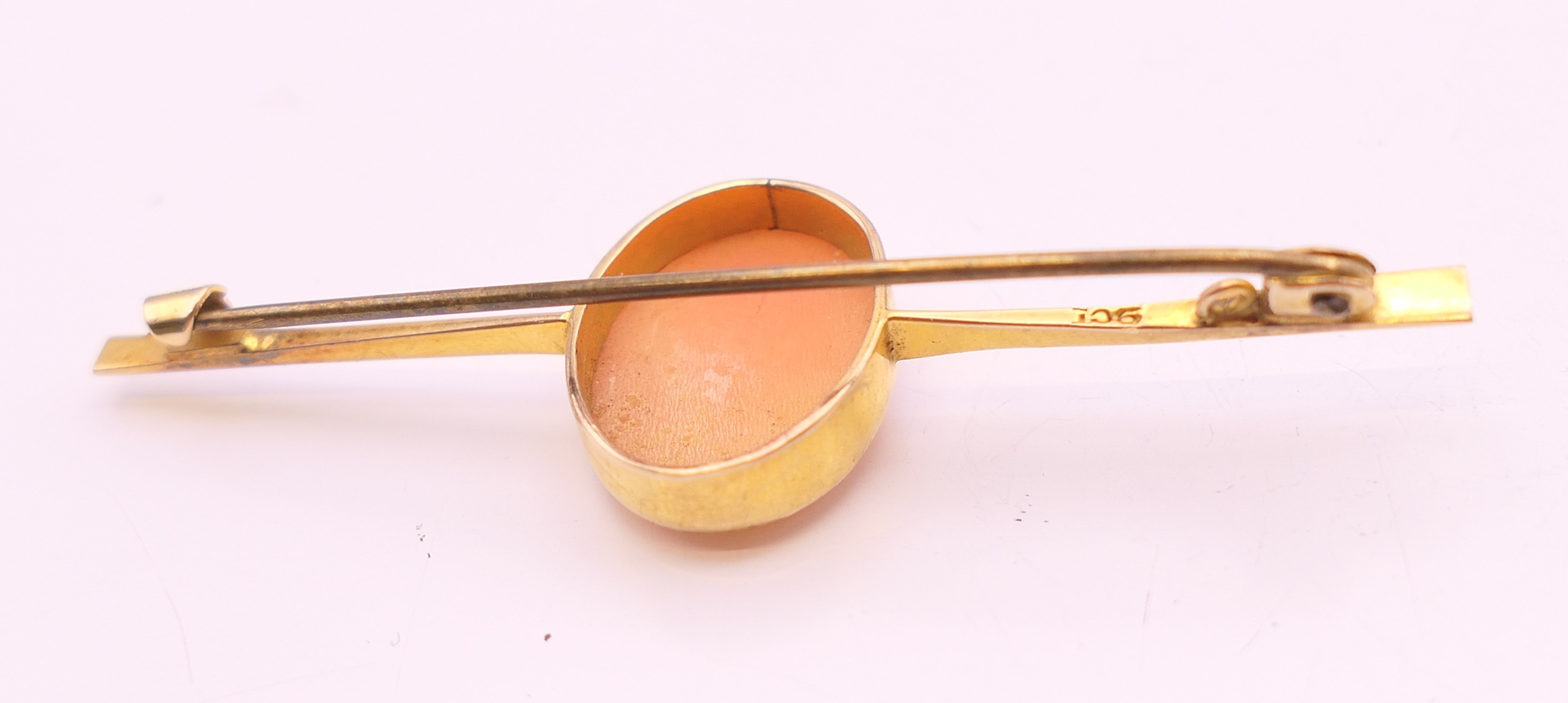 A 9 ct gold cameo bar brooch. 5.5 cm long. 2.9 grammes total weight. - Image 4 of 5