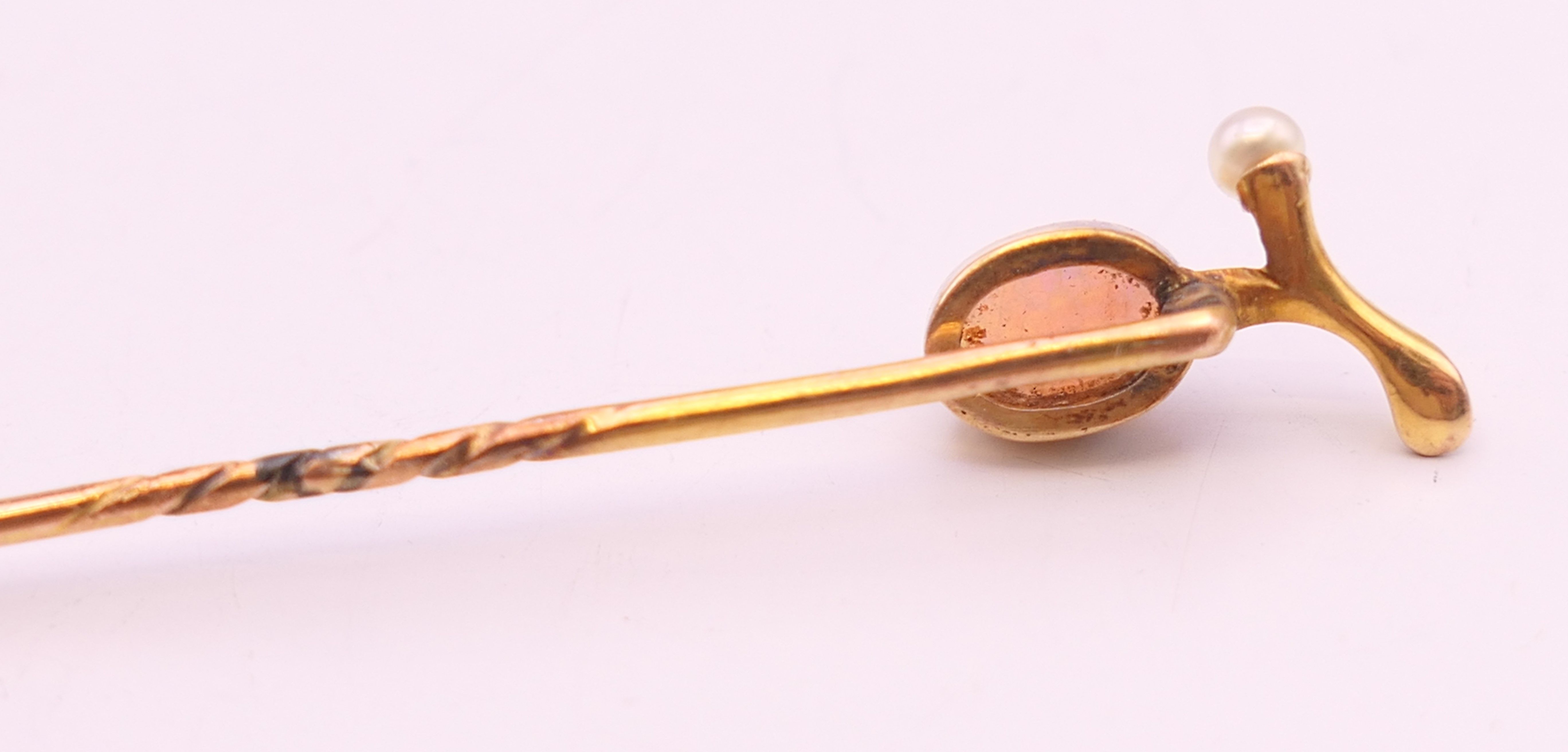 An unmarked 9 ct gold opal and pearl stick pin. 6 cm long. 1.2 grammes total weight. - Image 4 of 5