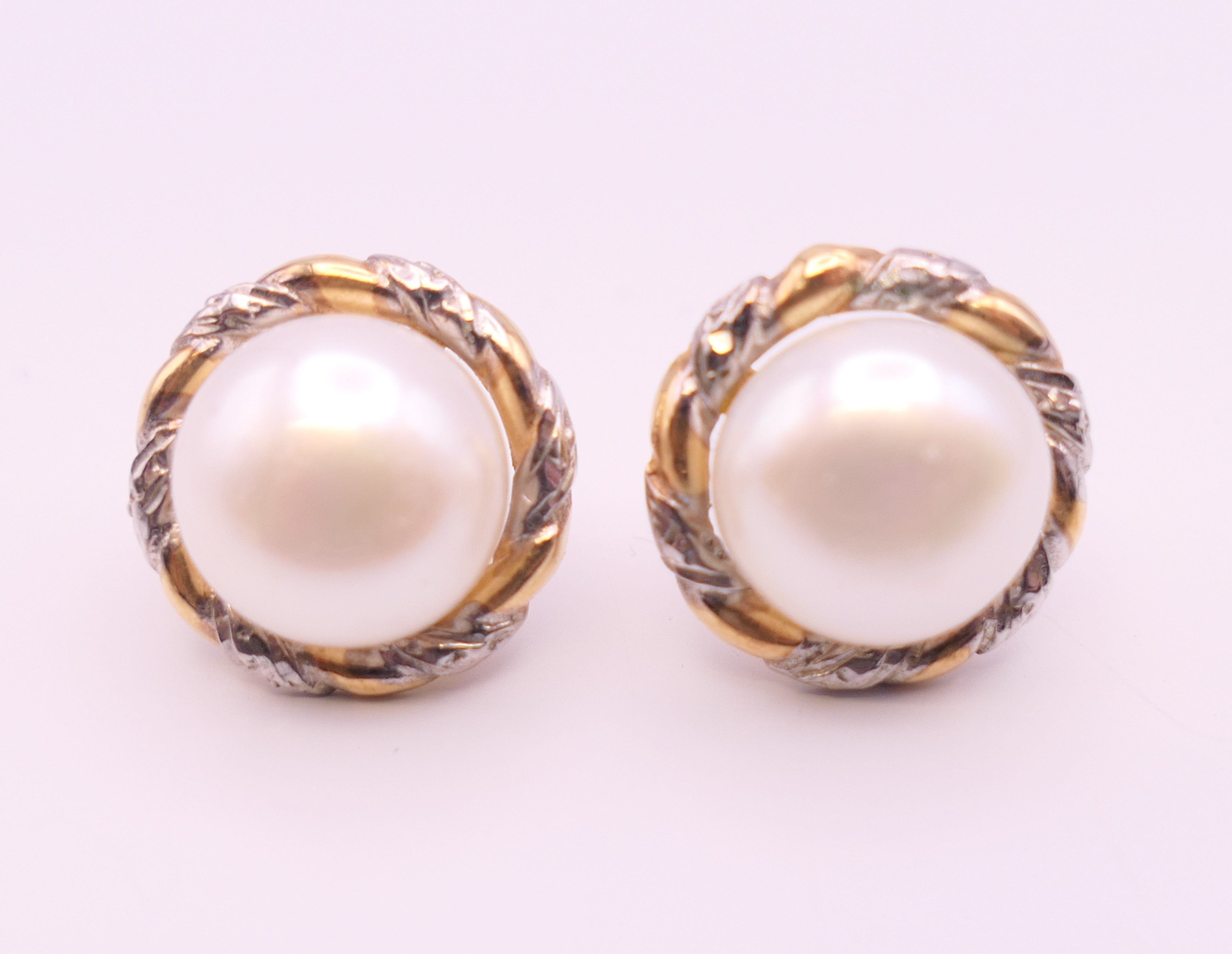 A pearl necklace with 9 ct gold clasp, - Image 2 of 9