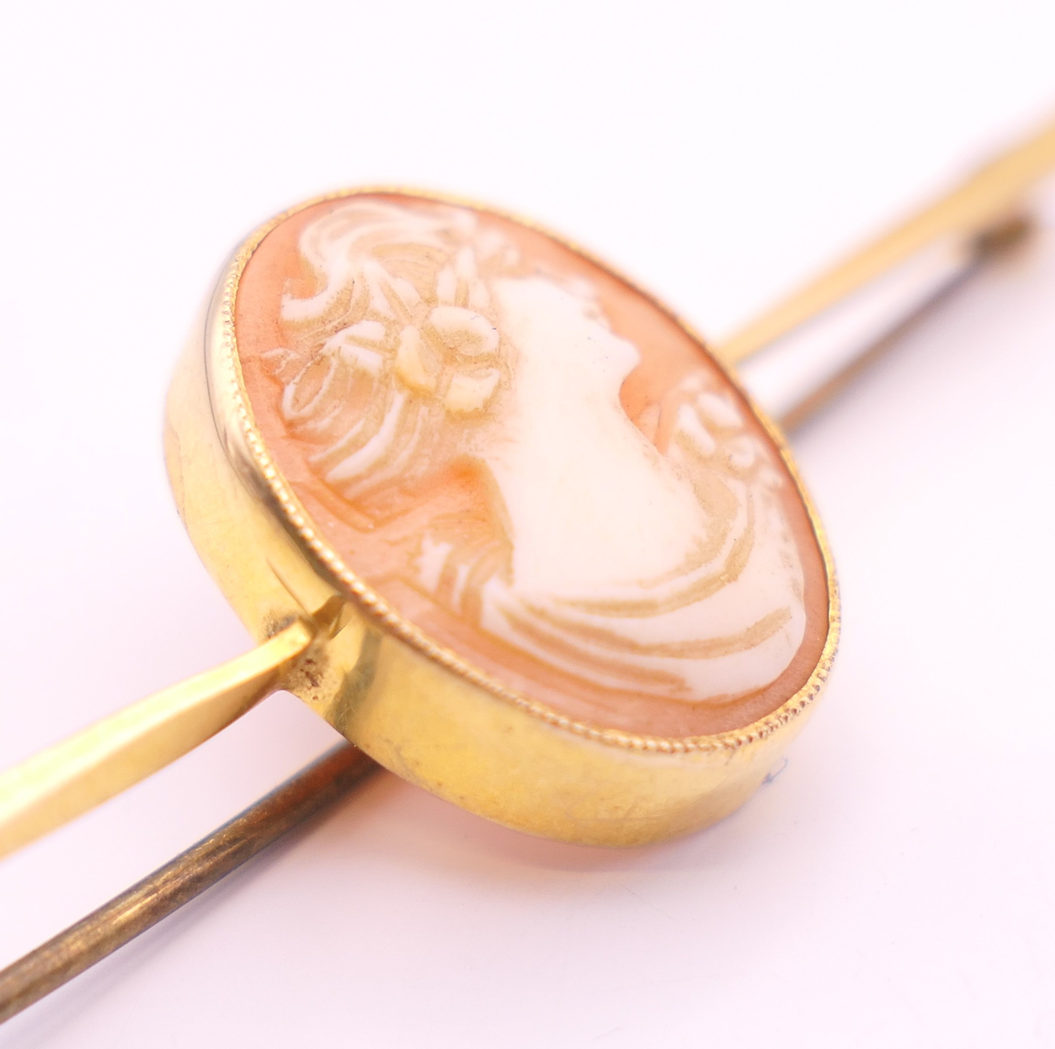 A 9 ct gold cameo bar brooch. 5.5 cm long. 2.9 grammes total weight. - Image 3 of 5