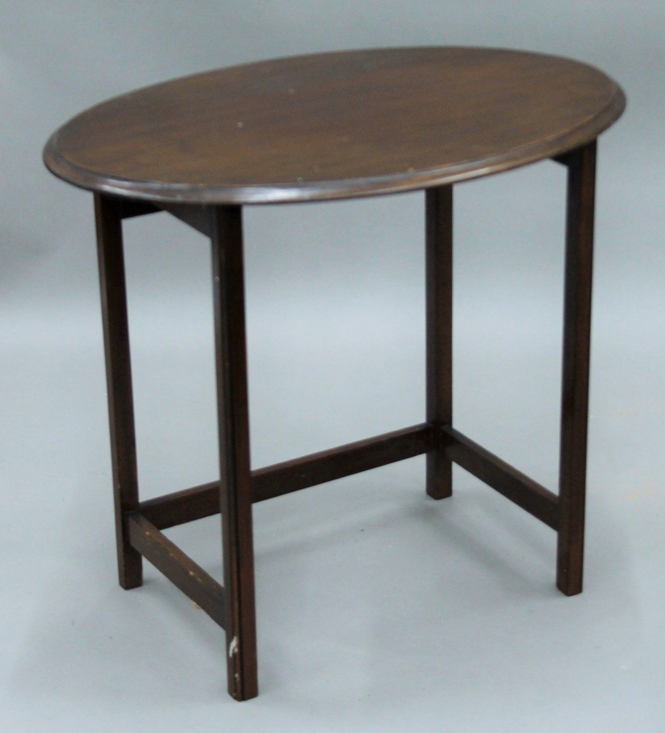 A mahogany commode and a side table. The former 45.5 cm wide. - Image 2 of 6