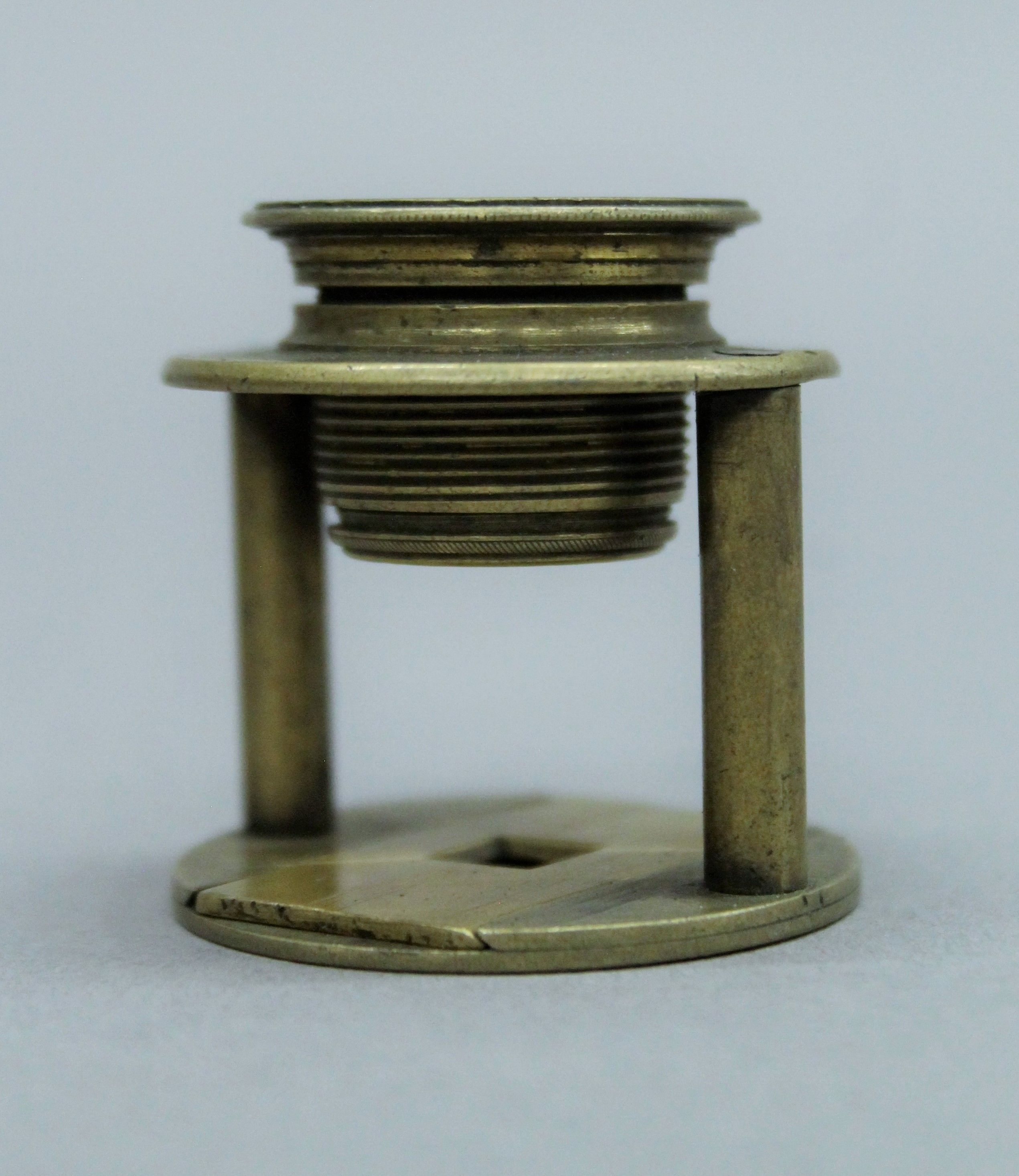 A 19th century brass travelling microscope in wooden case. The case 5 cm high. - Image 4 of 7