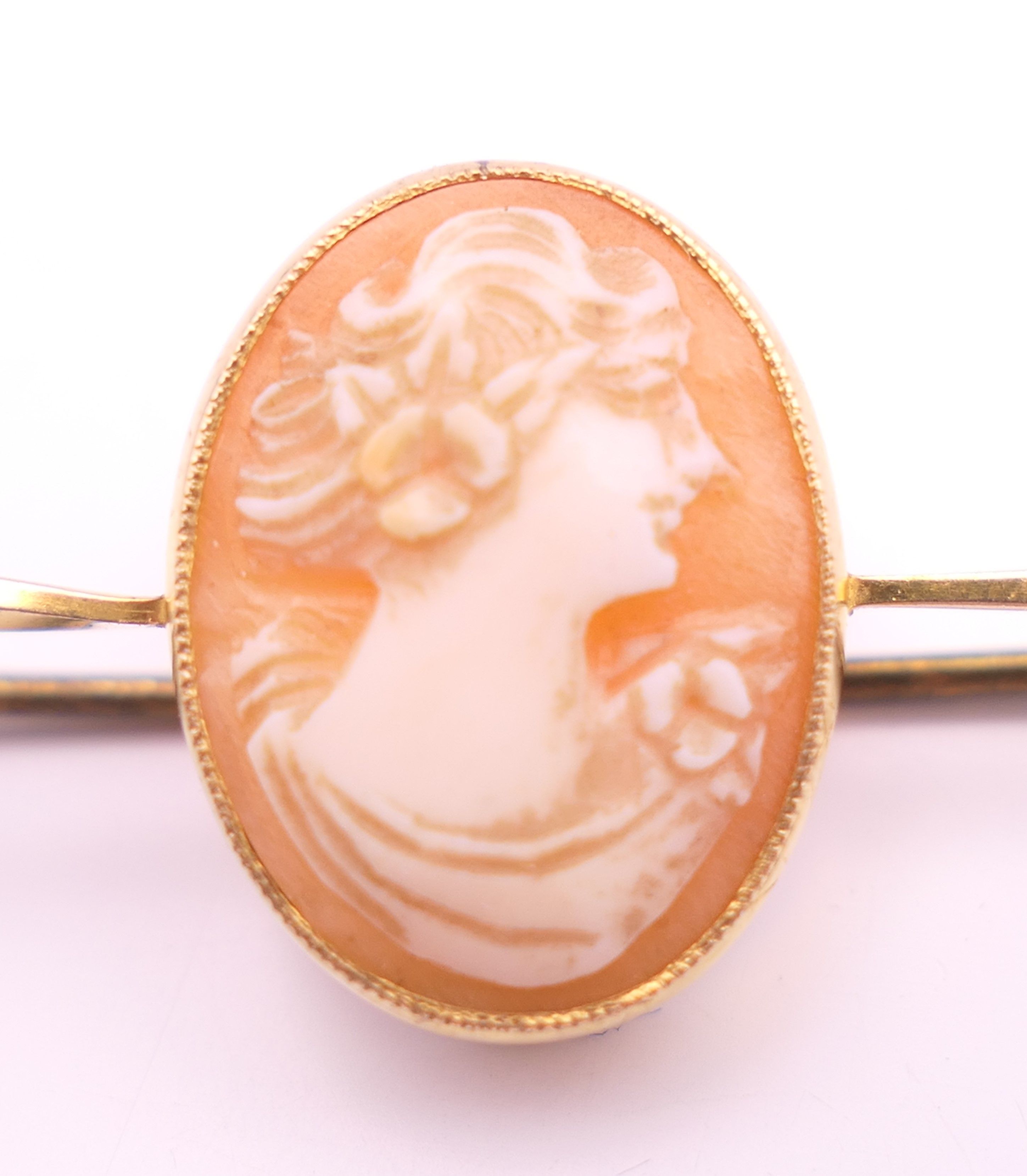 A 9 ct gold cameo bar brooch. 5.5 cm long. 2.9 grammes total weight. - Image 2 of 5