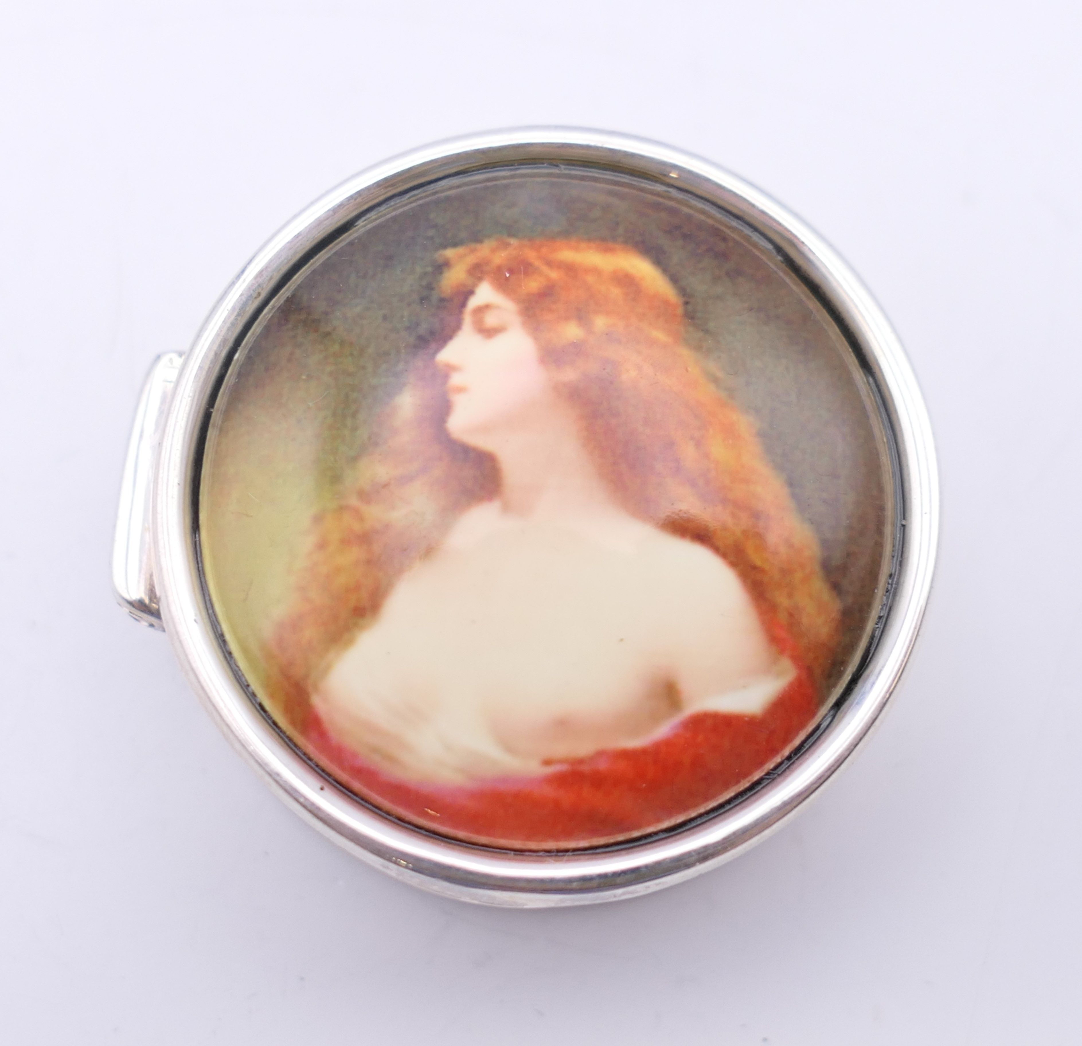 A pill box depicting a girl. 3 cm diameter. - Image 2 of 3