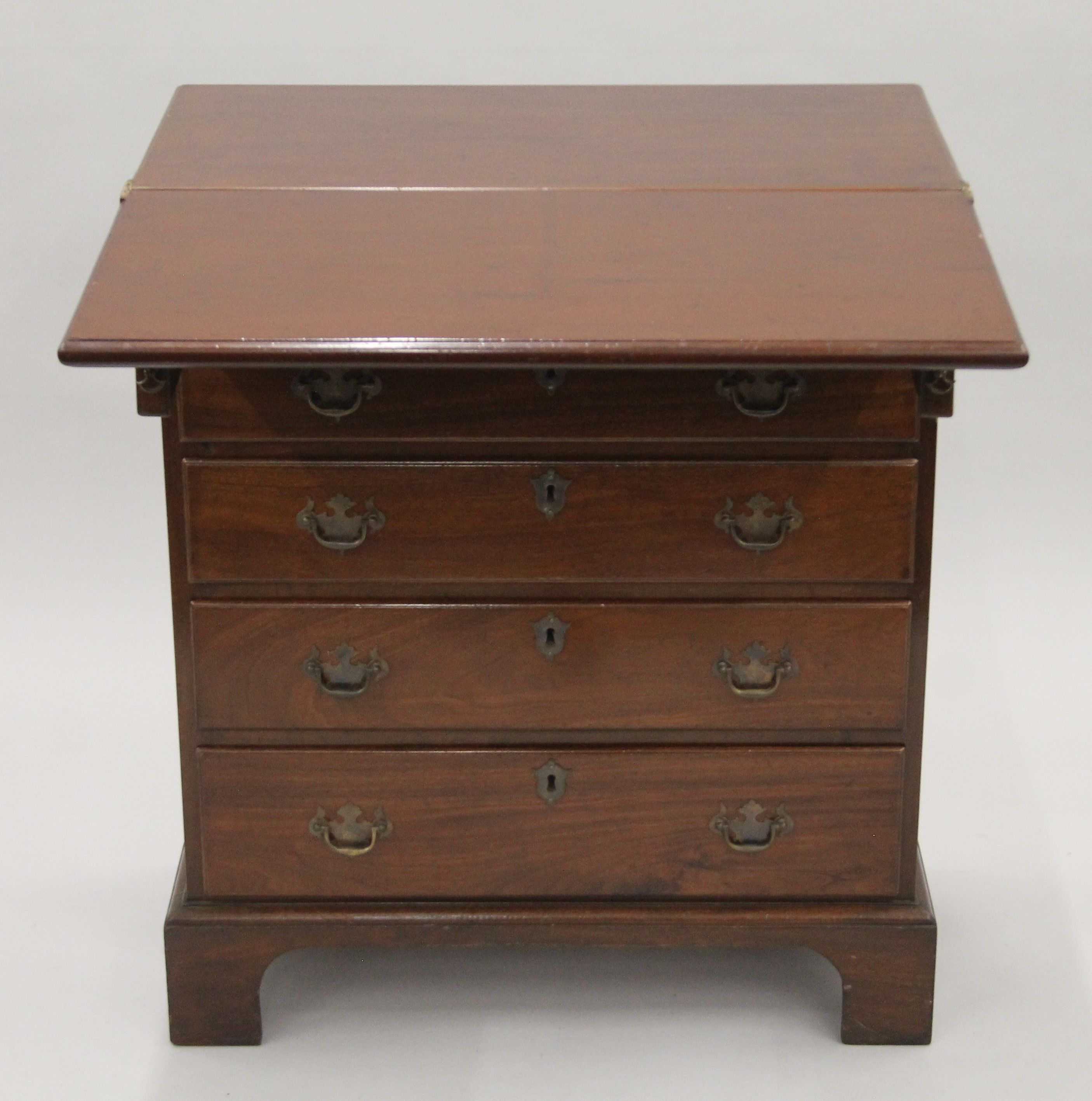 A mahogany bachelor's chest, - Image 2 of 7