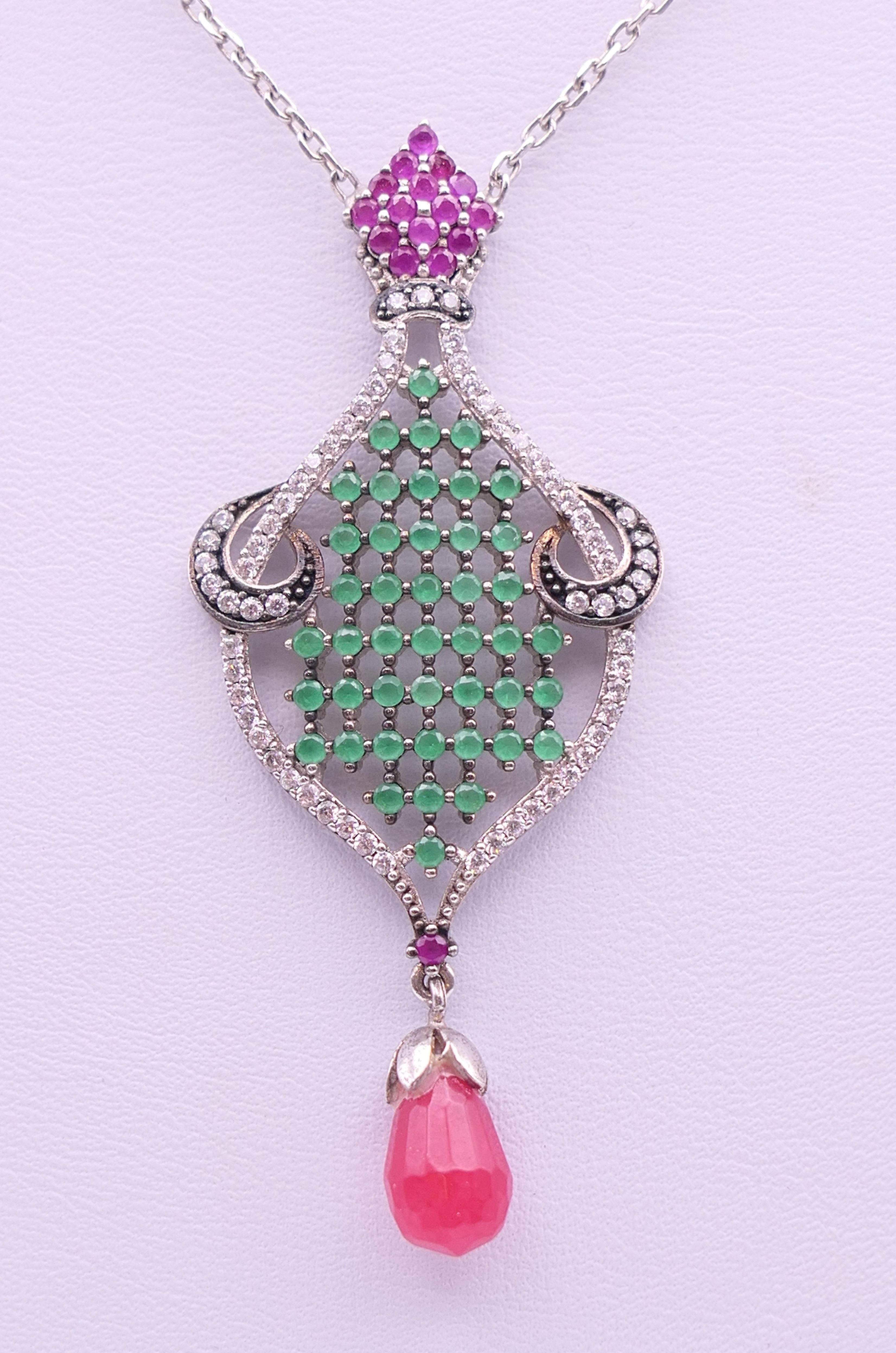 An Art Nouveau style drop pendant on a silver chain. Chain 46 cm long, pendant 5.5 cm high. - Image 3 of 7