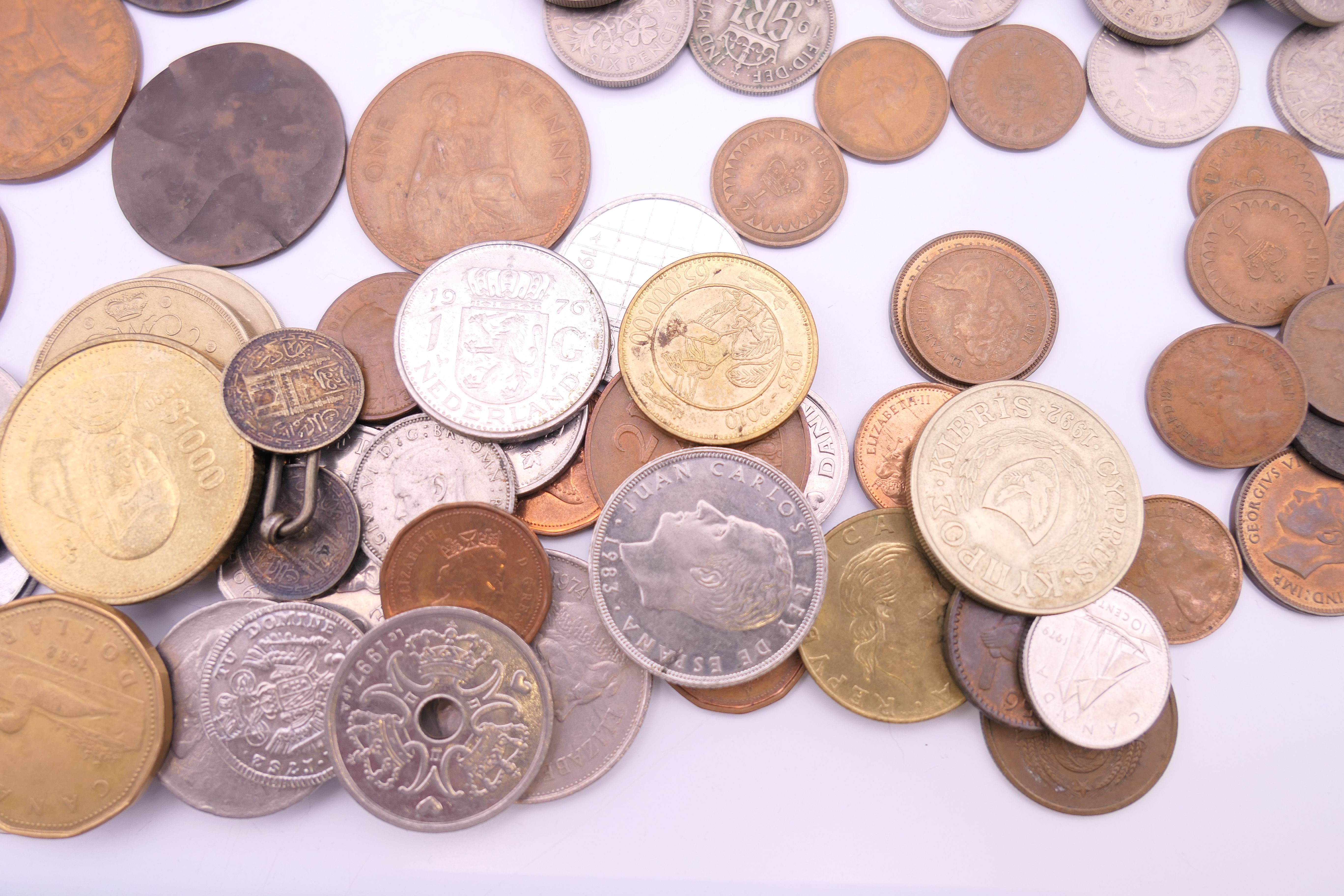 A collection of coins, including sixpences, pennies, farthings, half pennies, etc. - Image 5 of 10