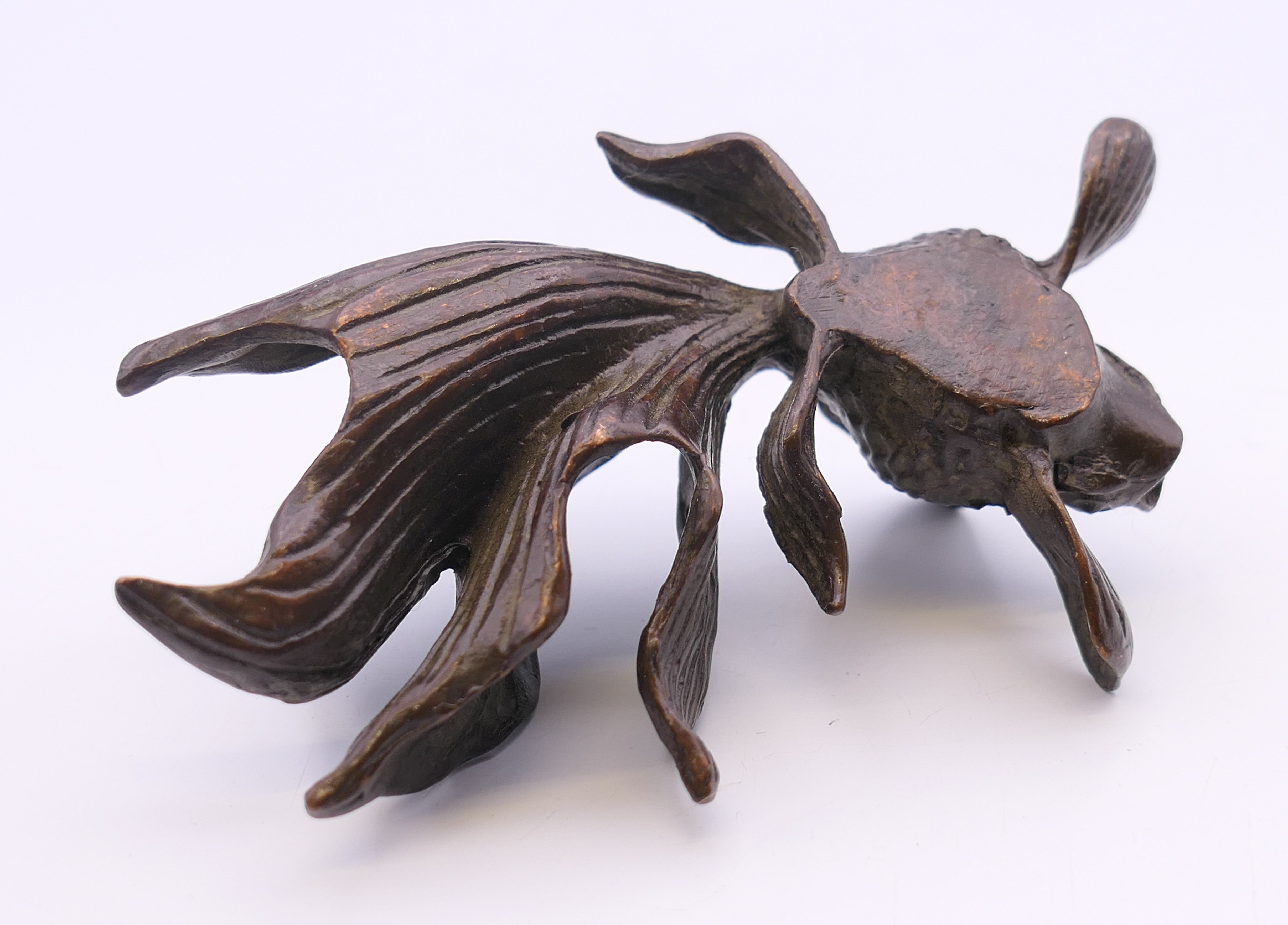 A bronze model of a fish. 8.5 cm long. - Image 4 of 4