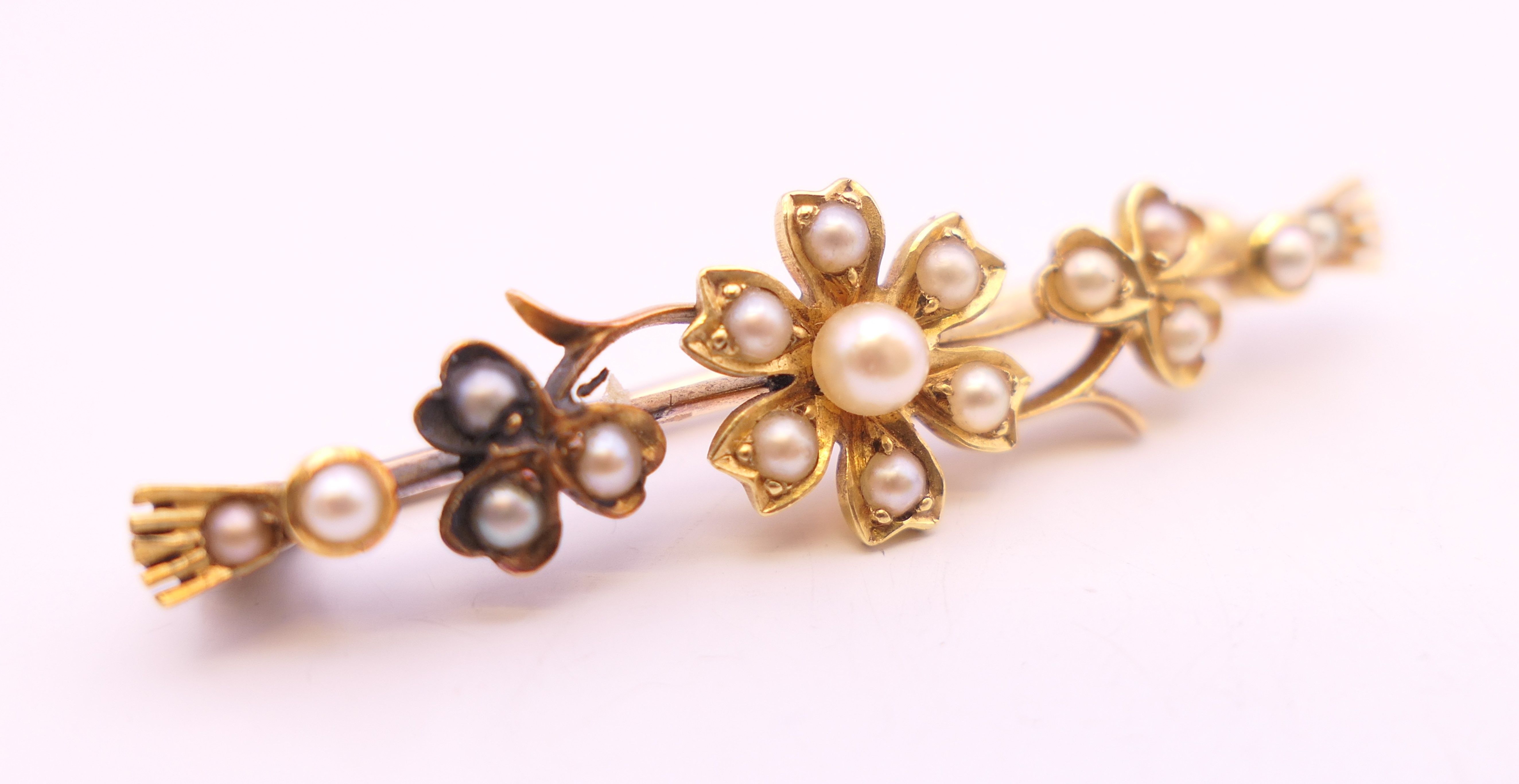 A 9 ct gold bar brooch decorated with flowers and seed pearls. 4.25 cm long. 4. - Image 2 of 4