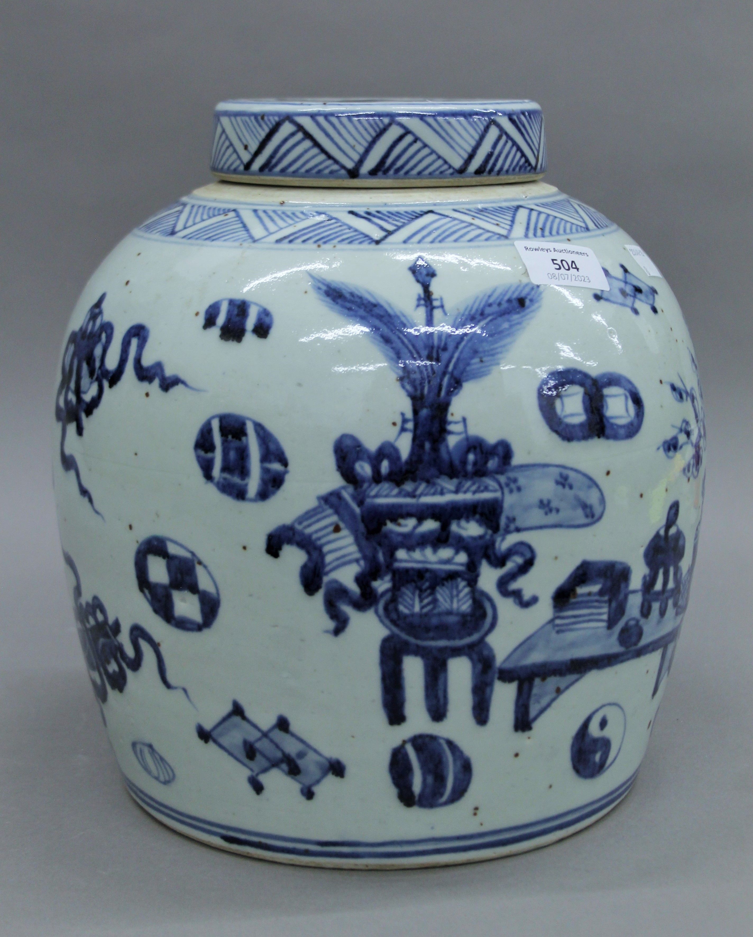 A large Chinese blue and white porcelain ginger jar. - Image 2 of 7