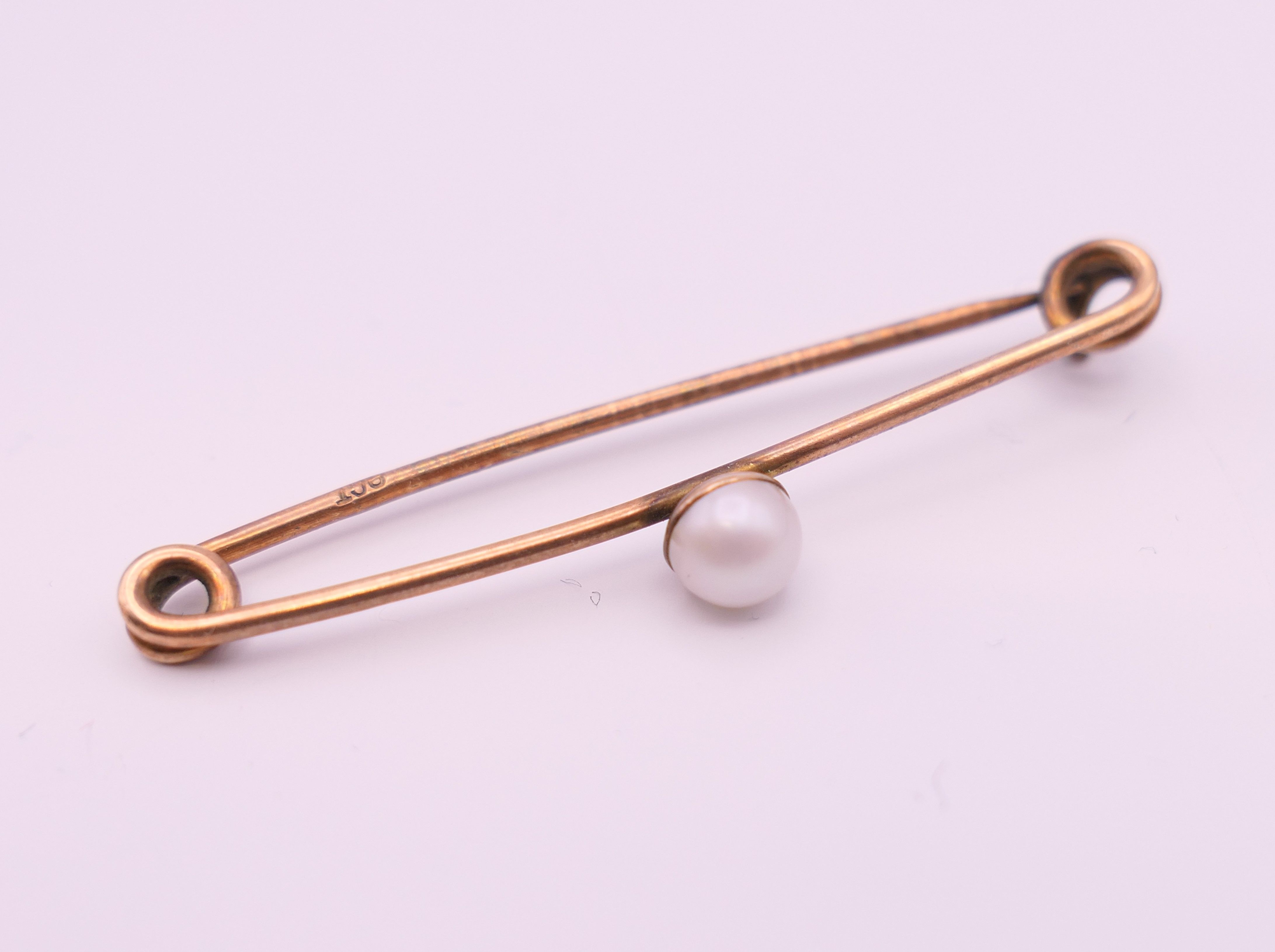 A pearl necklace with 9 ct gold clasp, - Image 5 of 9