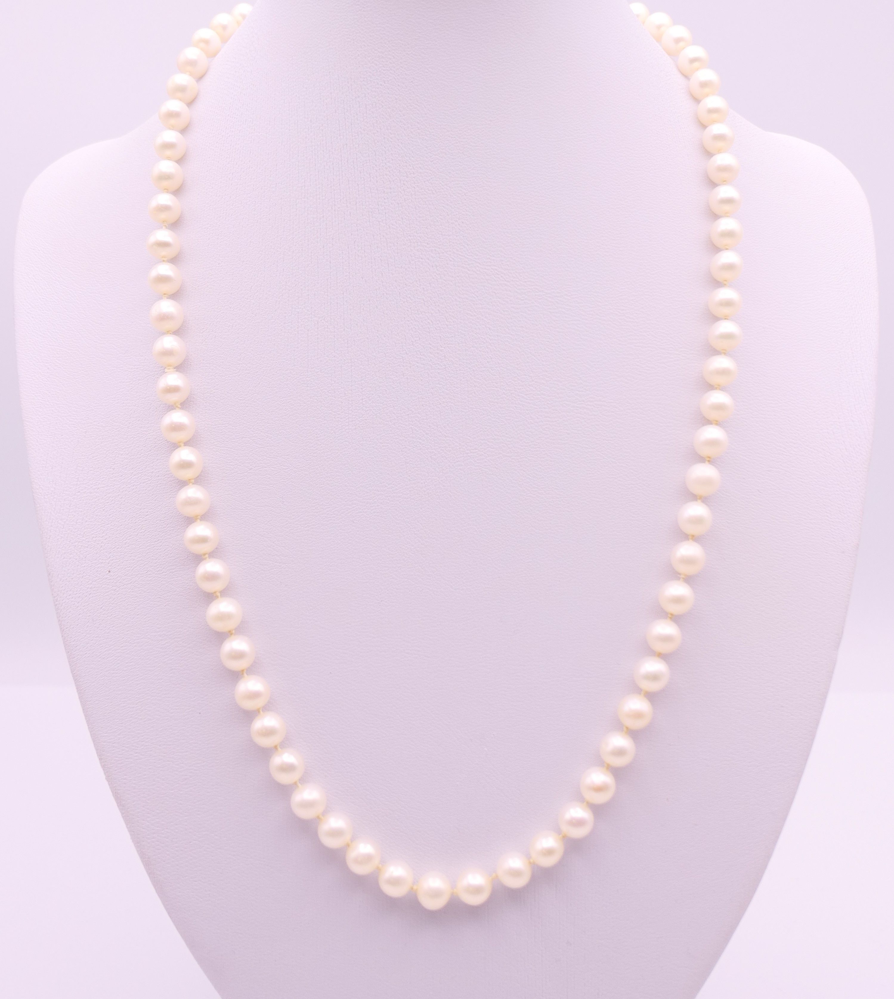 A pearl necklace with 9 ct gold clasp, - Image 9 of 9