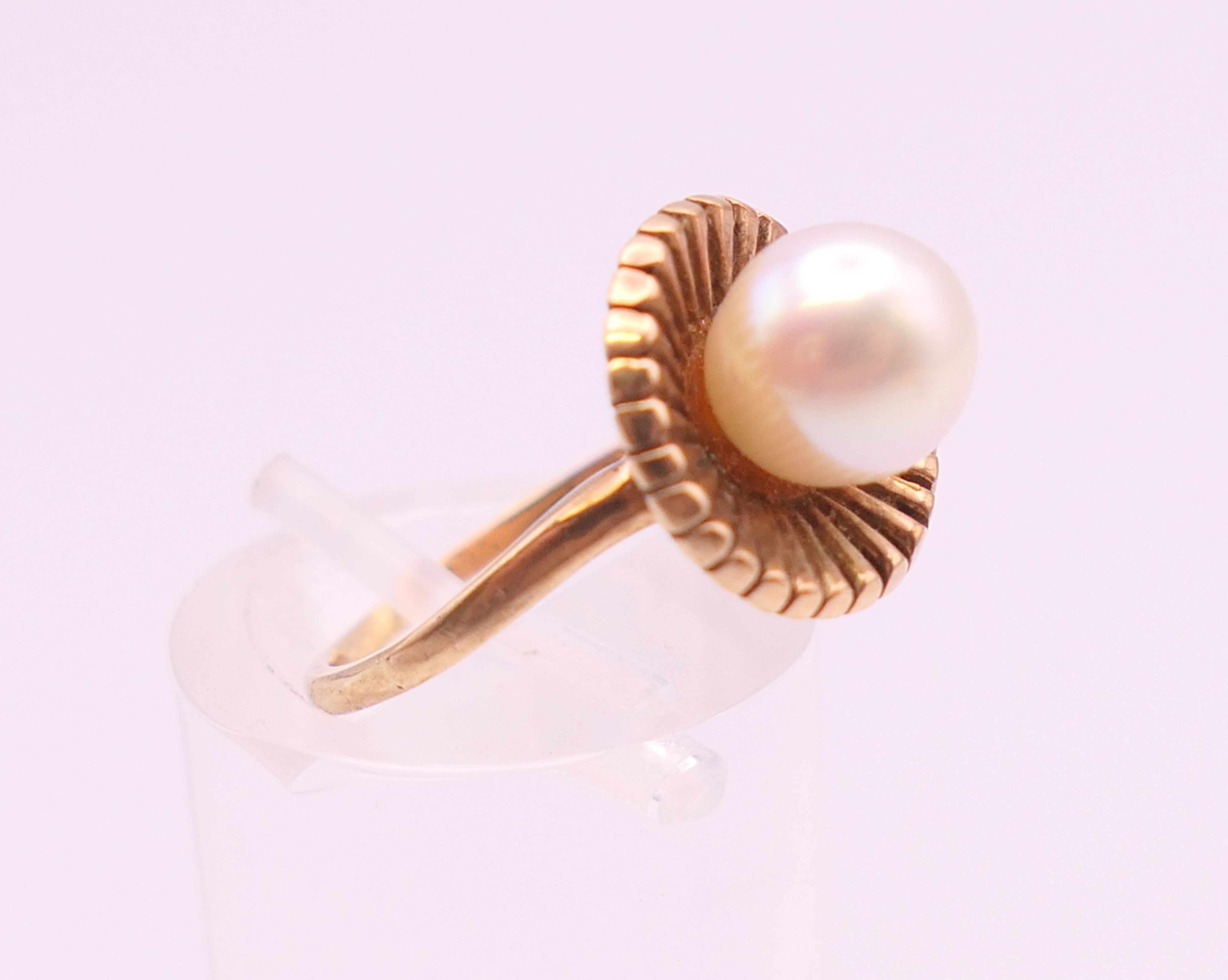 A 9 ct gold ring set with a 7 mm cultured pearl. Ring size I. 3.5 grammes total weight. - Image 3 of 7