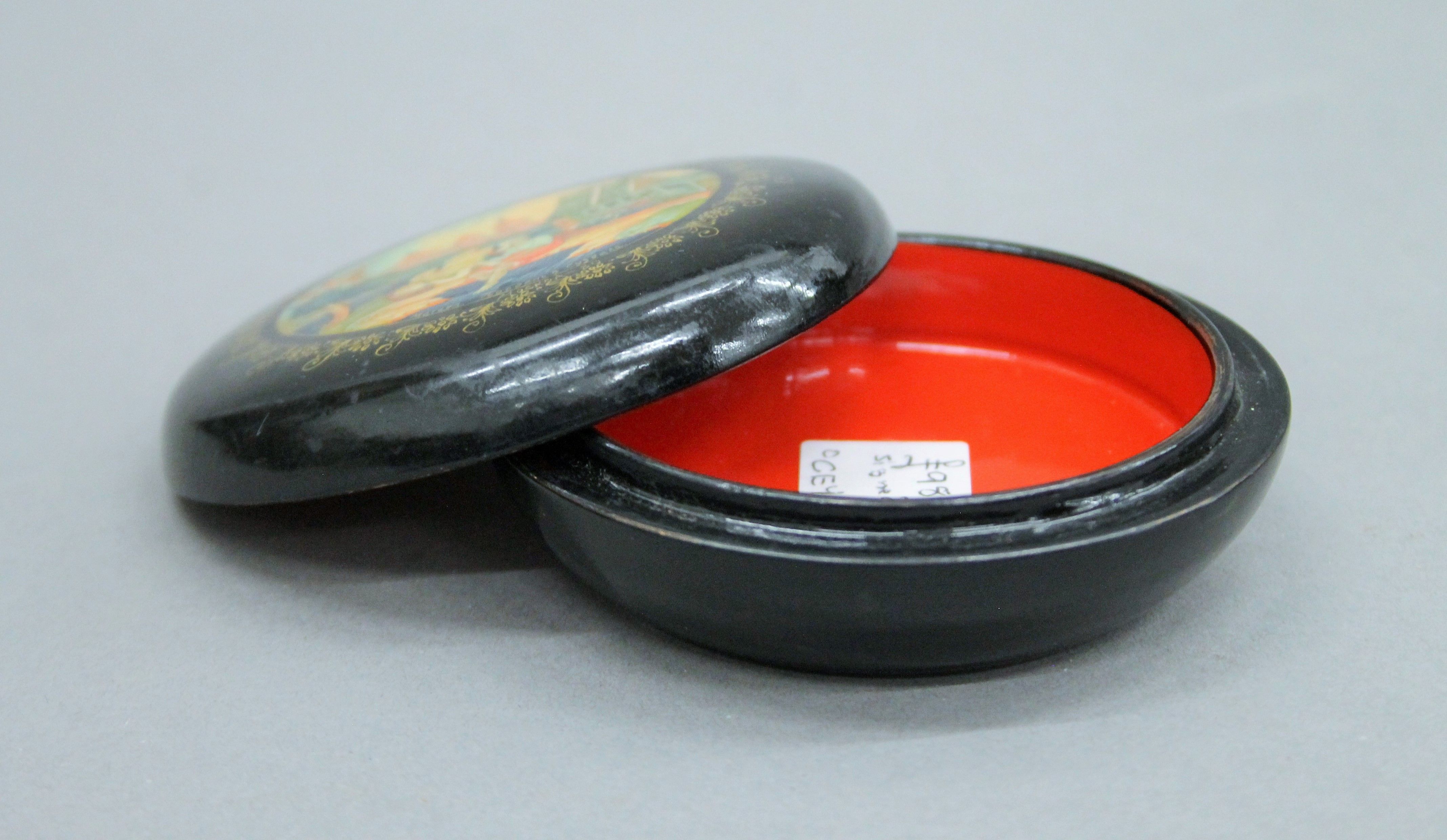 Two Russian black lacquered trinket boxes. The largest 9 cm diameter. - Image 4 of 7