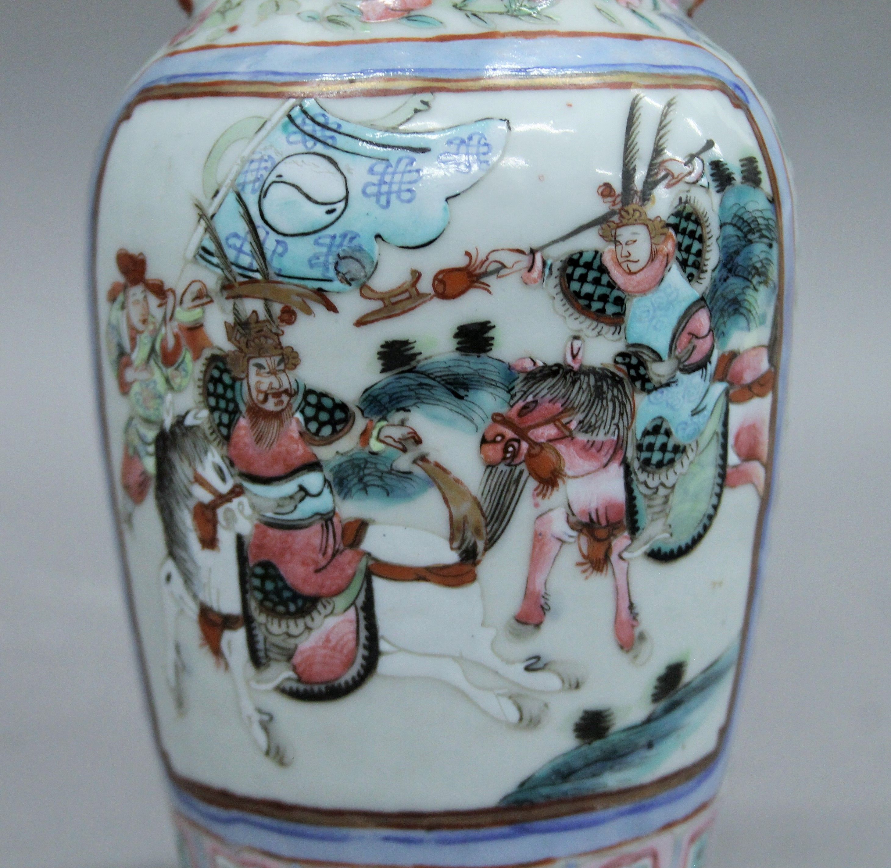 A 19th century Canton porcelain vase. 21.5 cm high. - Image 5 of 7