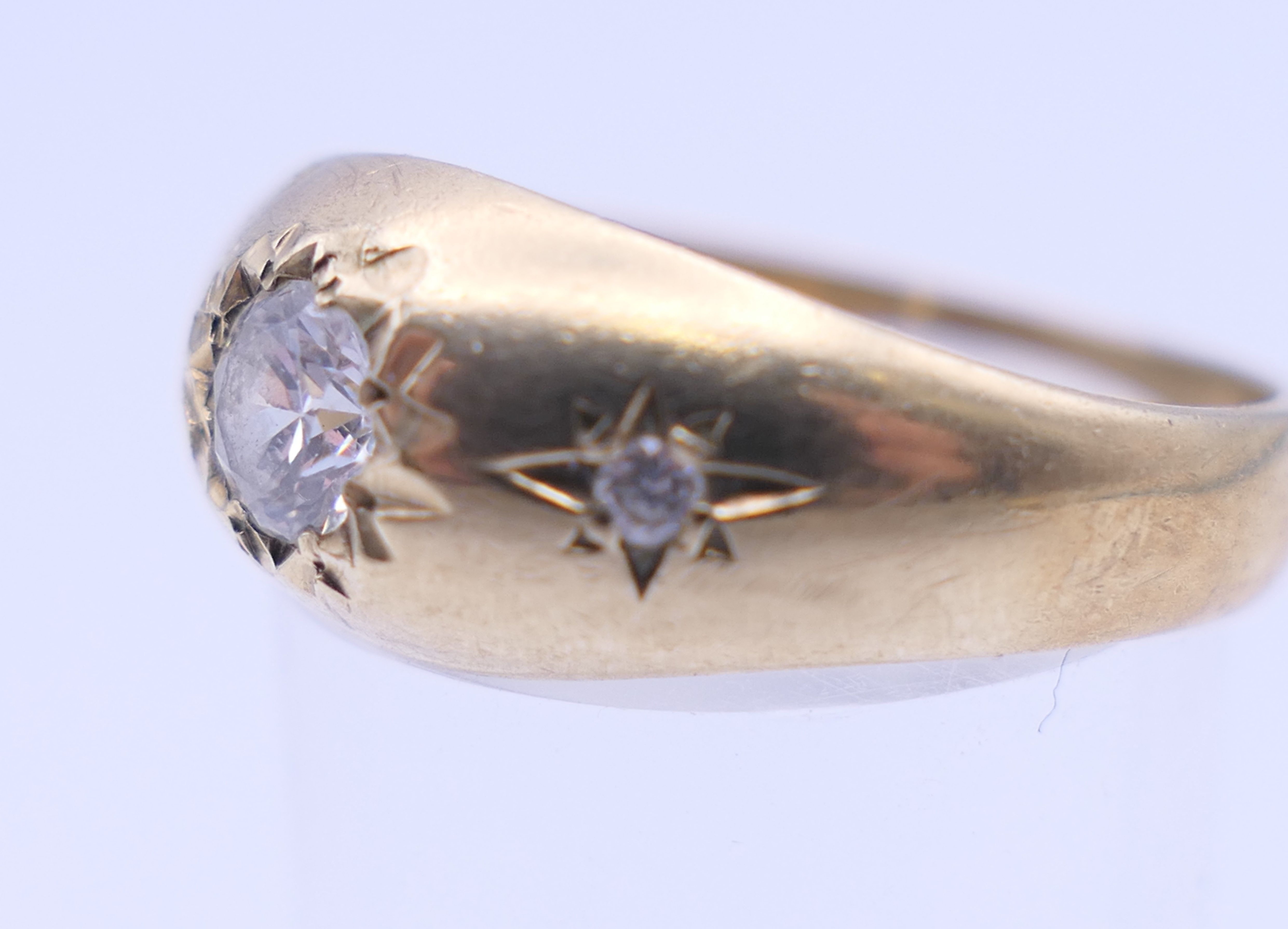 A 9 ct gold gentleman's gypsy set three stone ring. Ring size T. 4 grammes total weight. - Image 3 of 8