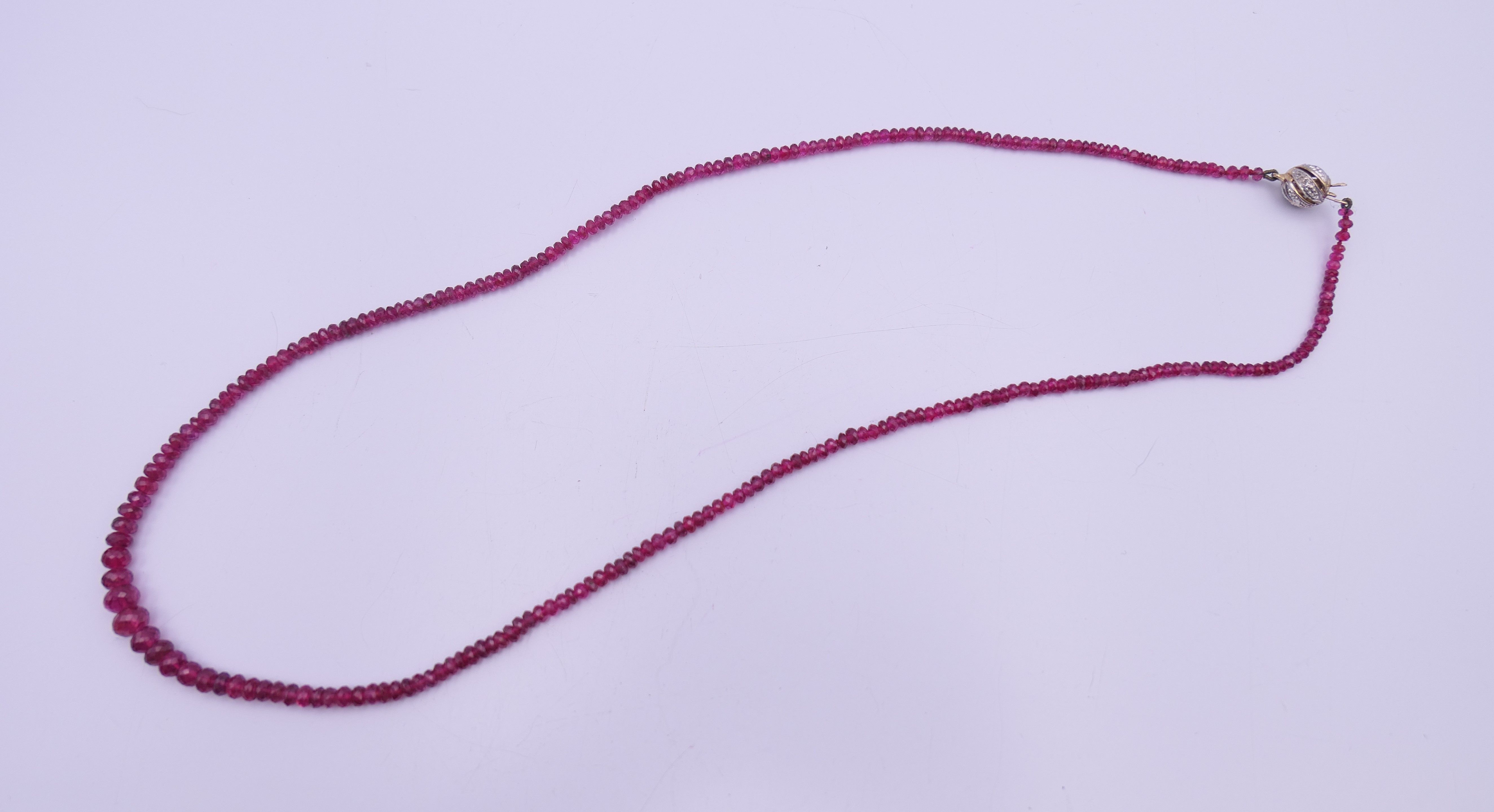A red spinel bead necklace with 9 ct gold clasp. 50 cm long. - Image 2 of 6