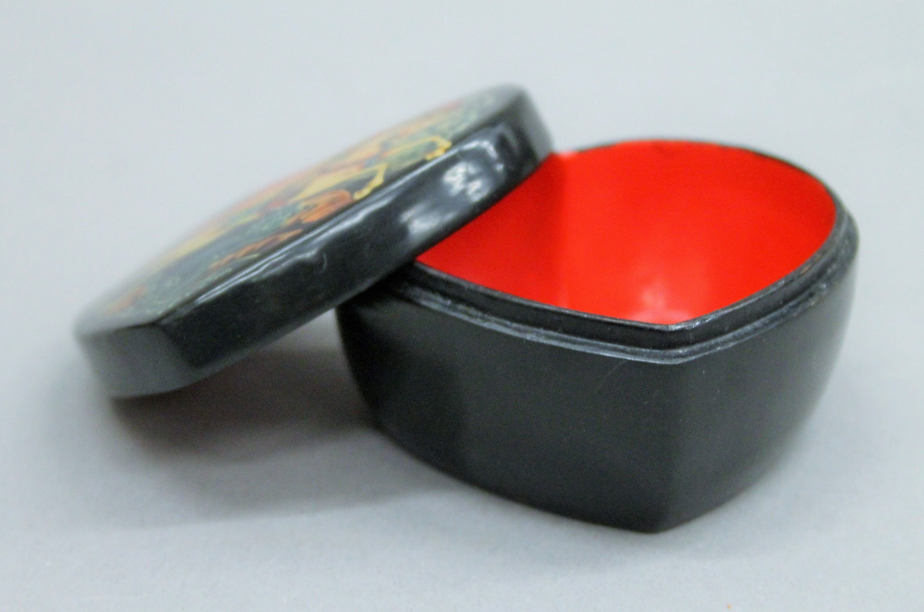 Two Russian black lacquered trinket boxes. The largest 9 cm diameter. - Image 7 of 7