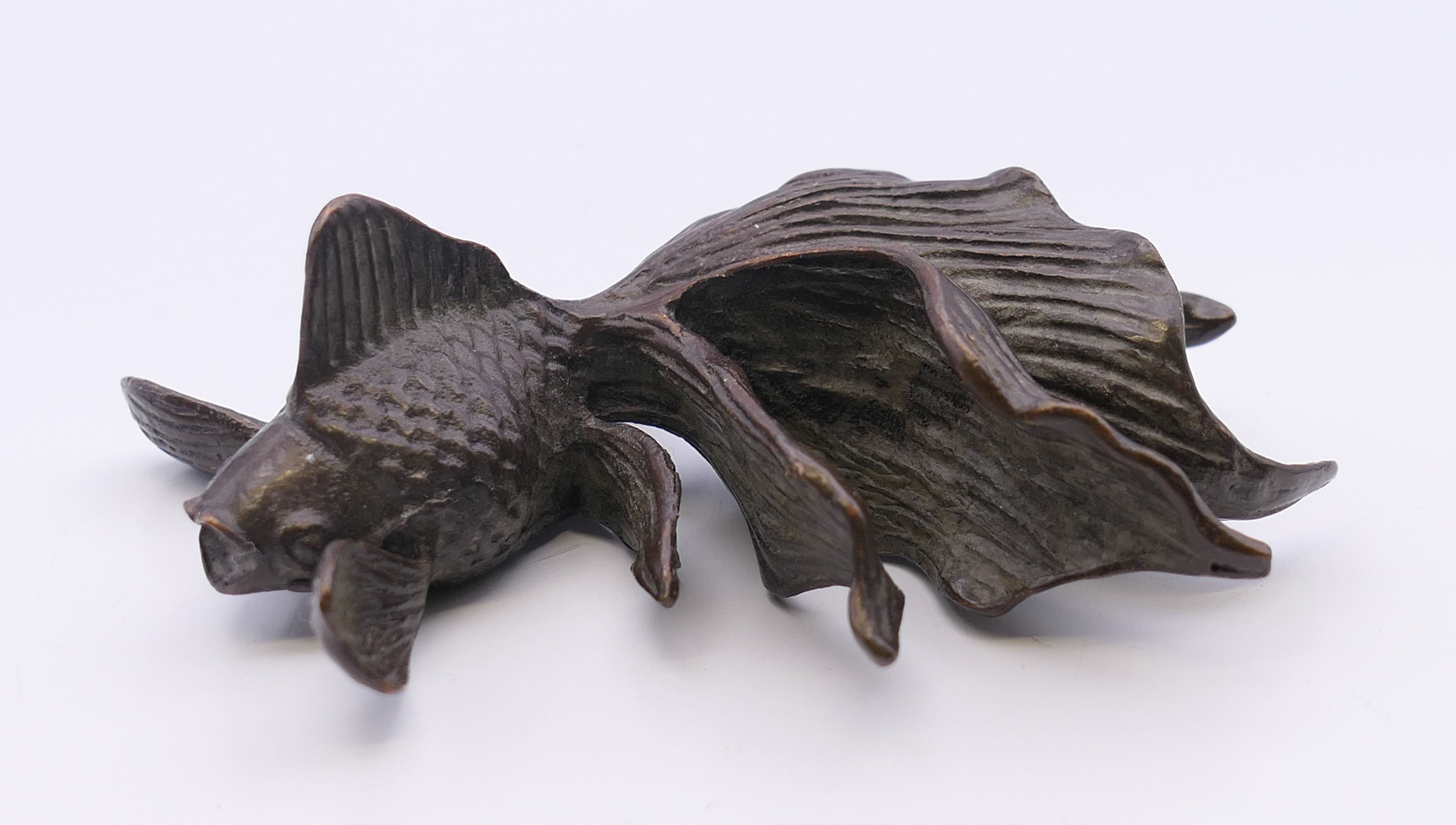 A bronze model of a fish. 8.5 cm long. - Image 2 of 4