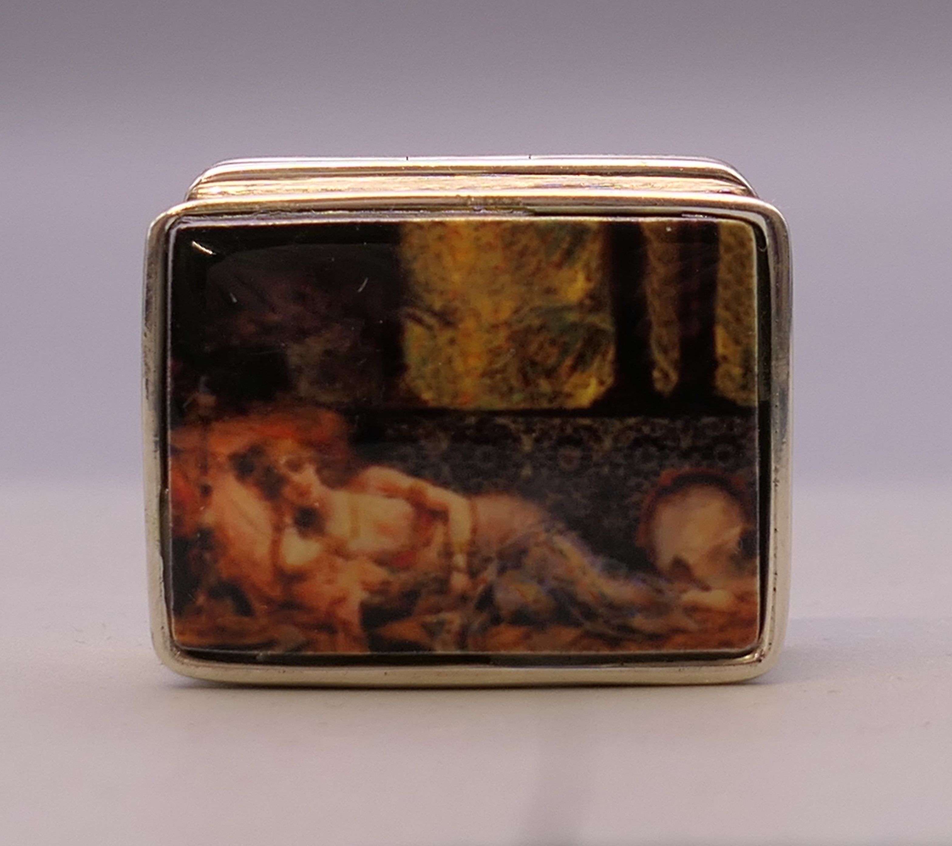 A silver pill box, the lid depicting a reclining nude. 3 cm wide. - Image 3 of 5