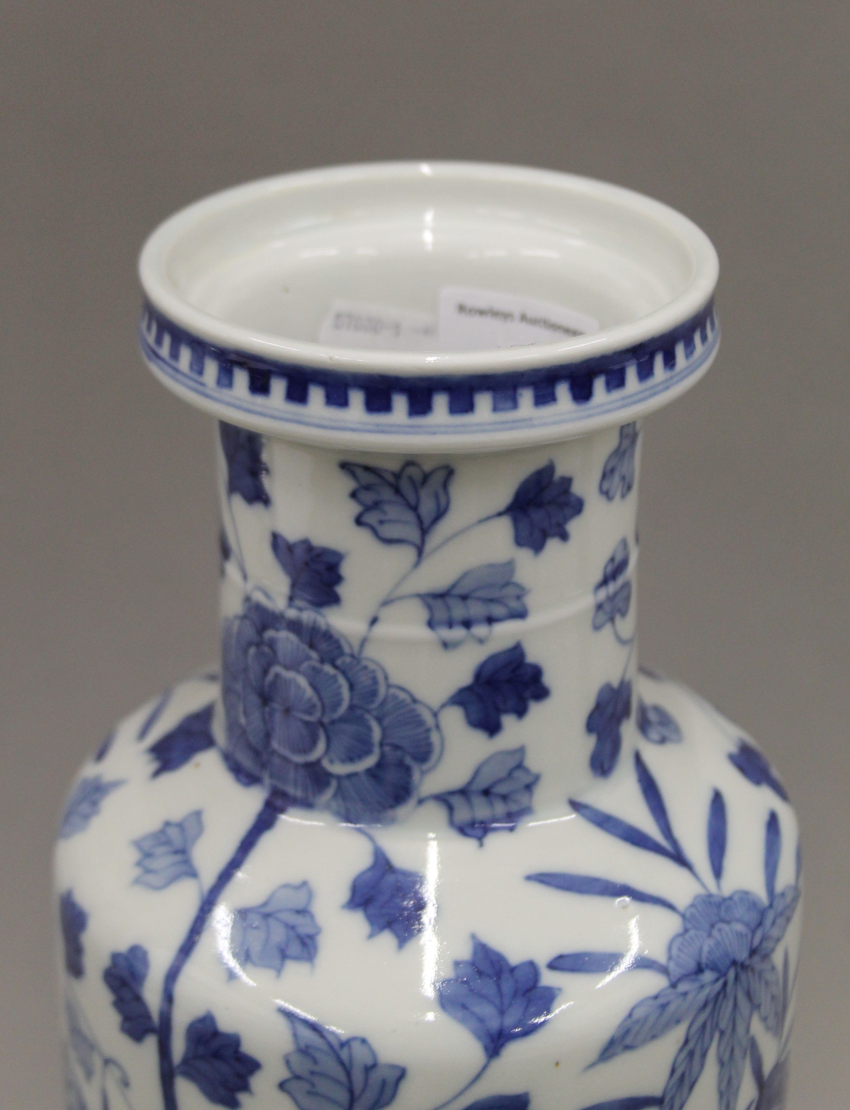 A Chinese blue and white porcelain Rouleau vase. 37 cm high. - Image 4 of 12