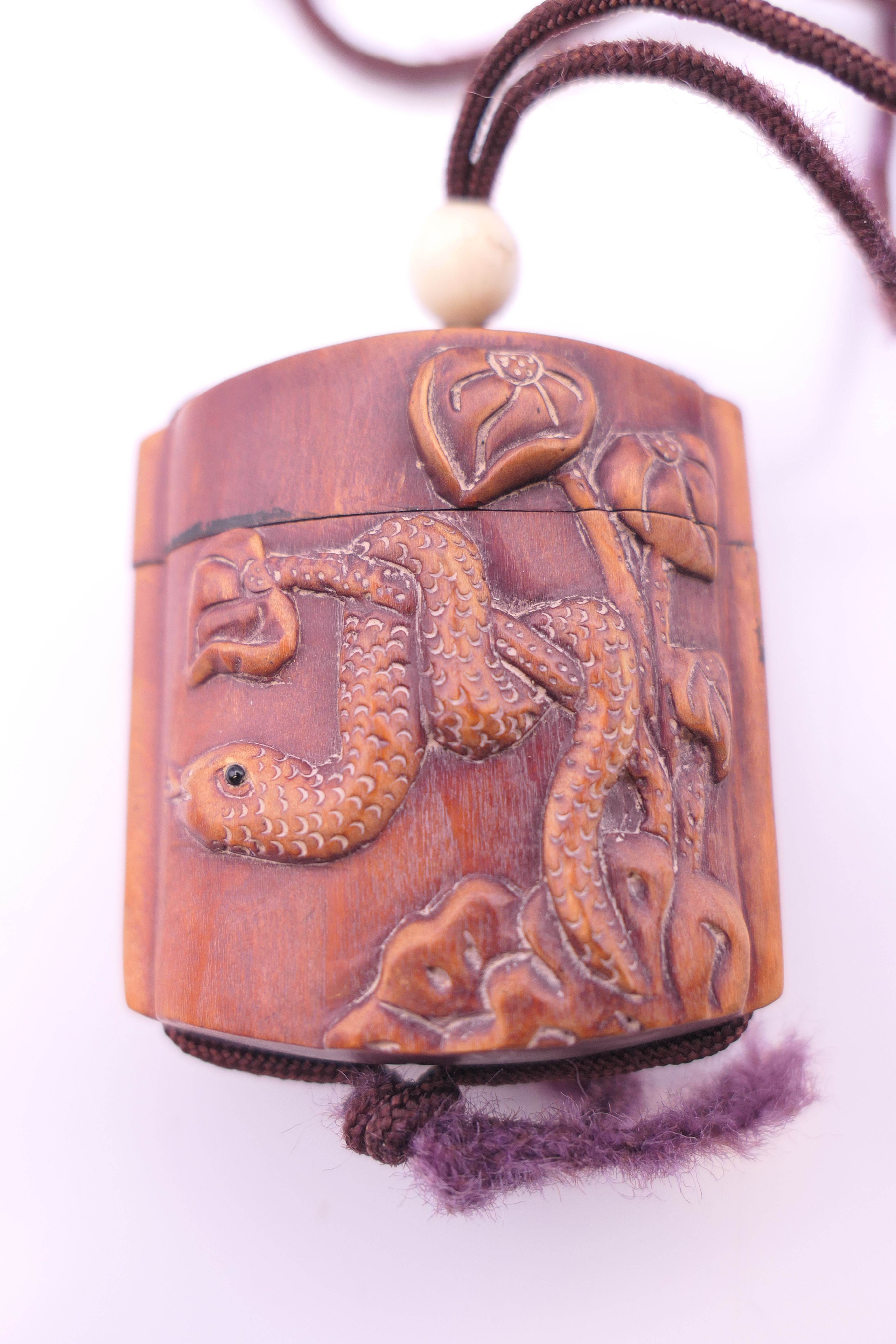 A small wooden inro with snake motif. 4.5 cm high. - Image 2 of 3