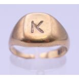 An 18 ct gold signet ring. Ring size P/Q. 8.7 grammes.