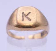 An 18 ct gold signet ring. Ring size P/Q. 8.7 grammes.