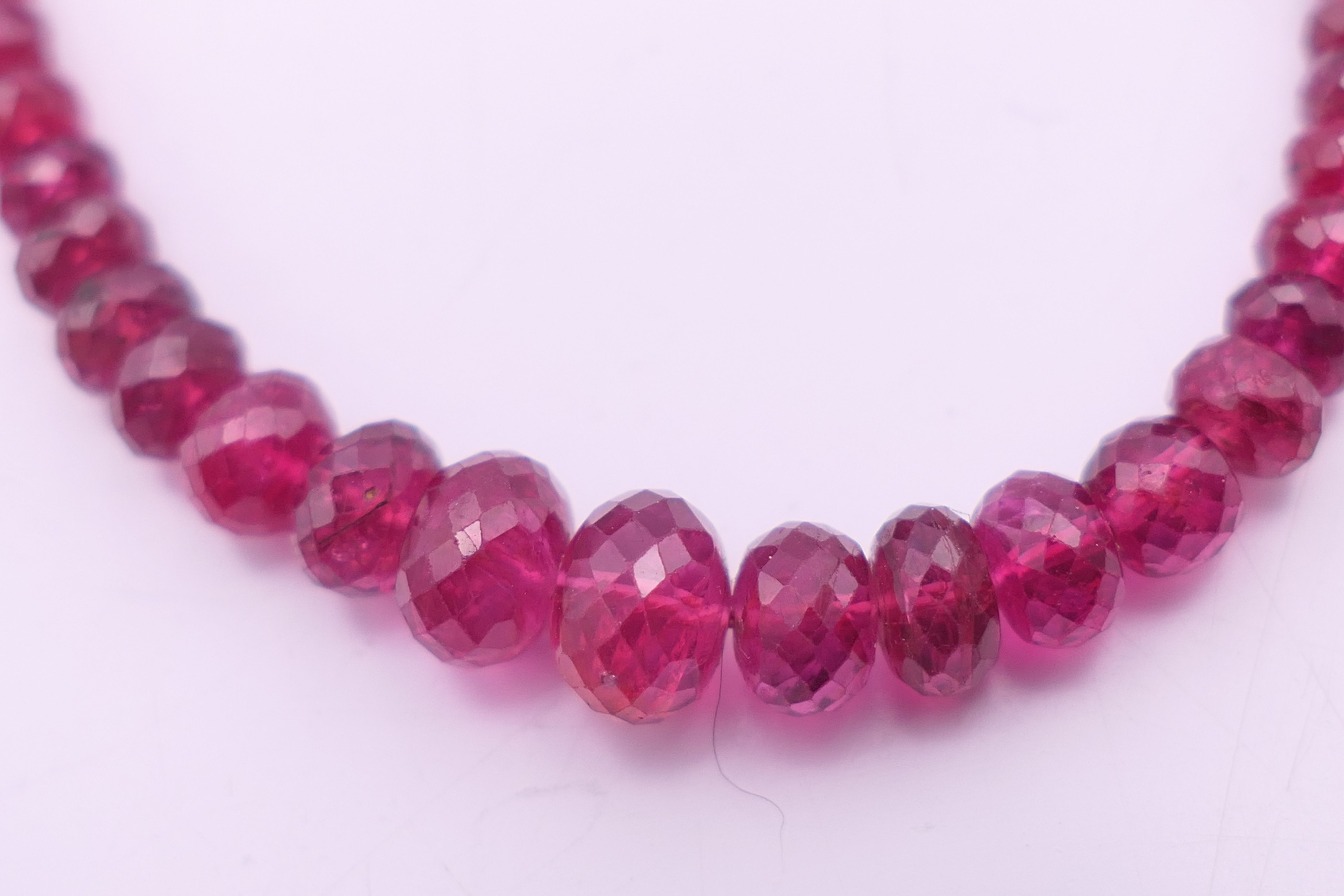 A red spinel bead necklace with 9 ct gold clasp. 50 cm long. - Image 3 of 6