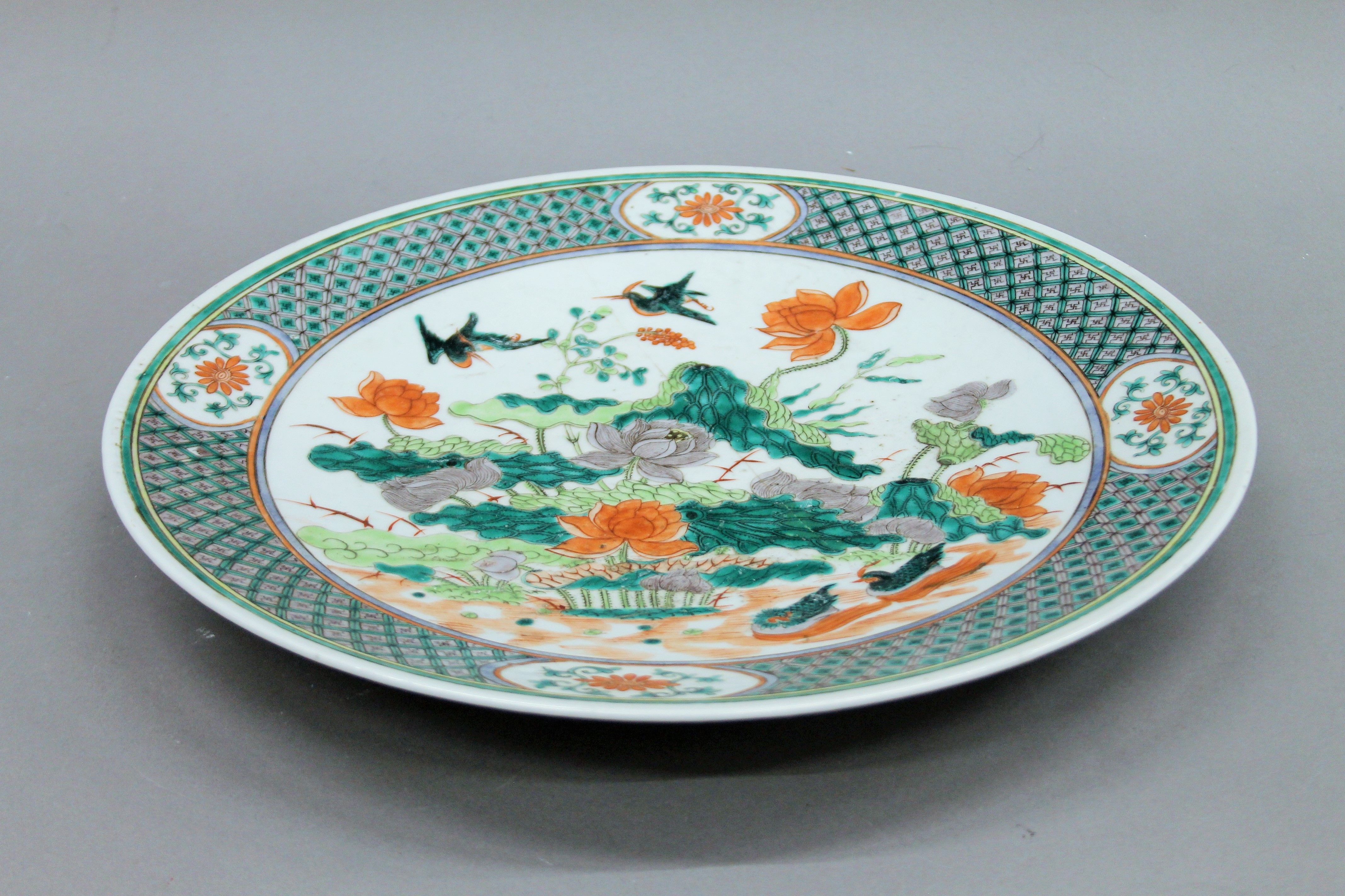 A 19th century Chinese famille verte porcelain charger. 37.5 cm diameter. - Image 2 of 10