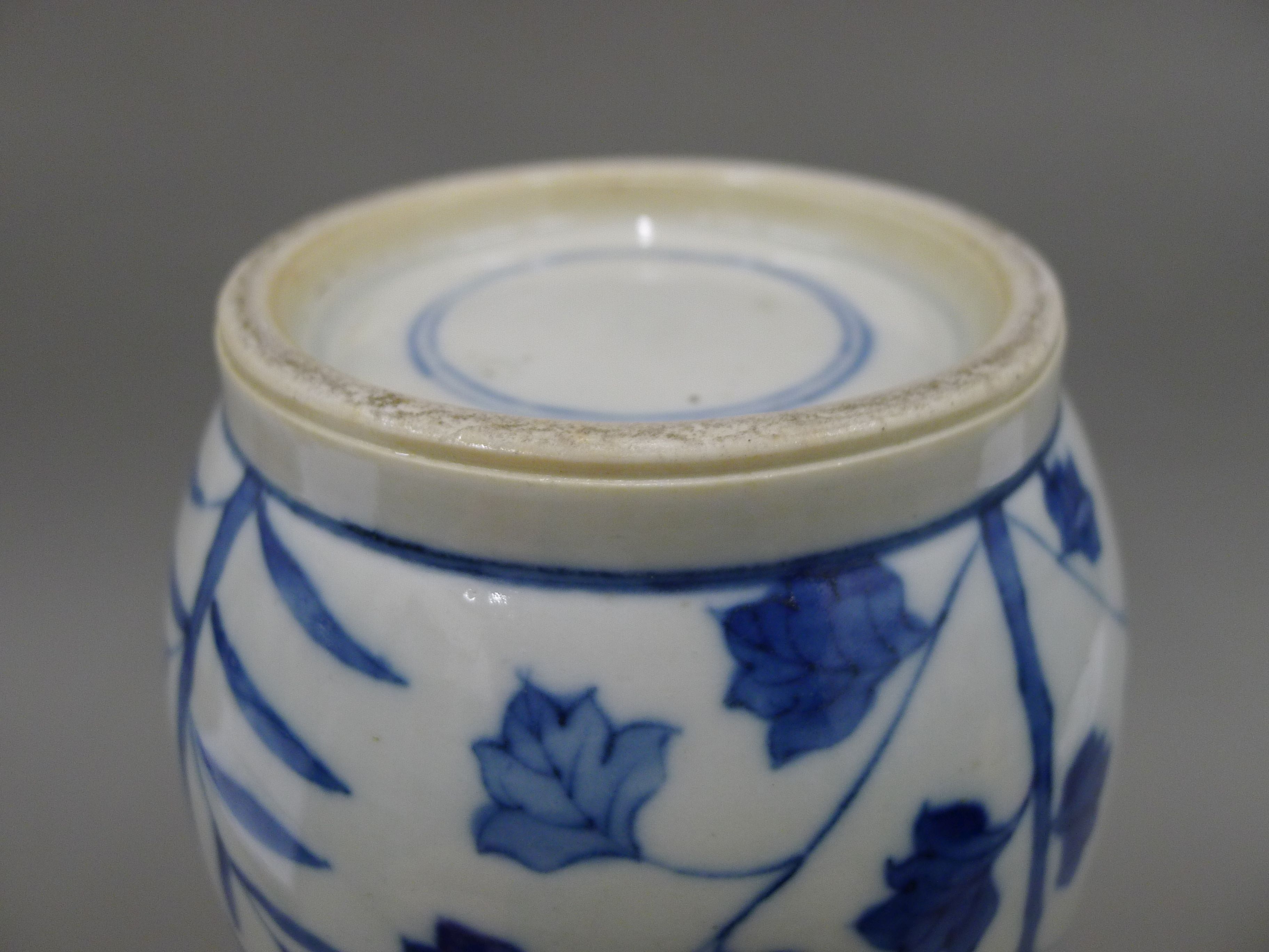 A Chinese blue and white porcelain Rouleau vase. 37 cm high. - Image 10 of 12