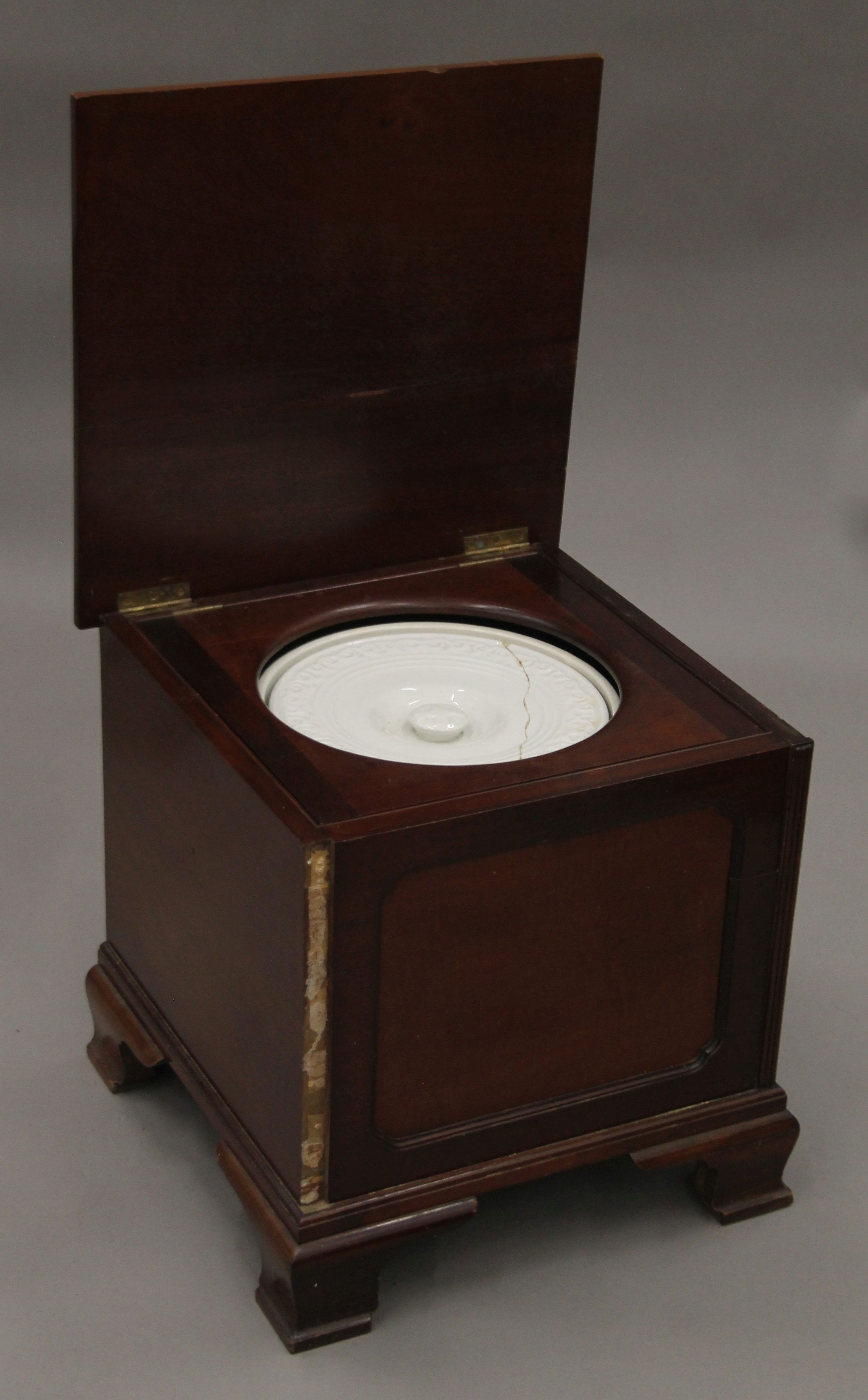 A mahogany commode and a side table. The former 45.5 cm wide. - Image 3 of 6