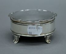 A silver trinket box, hallmarked for Birmingham 1951. 9.5 cm diameter.