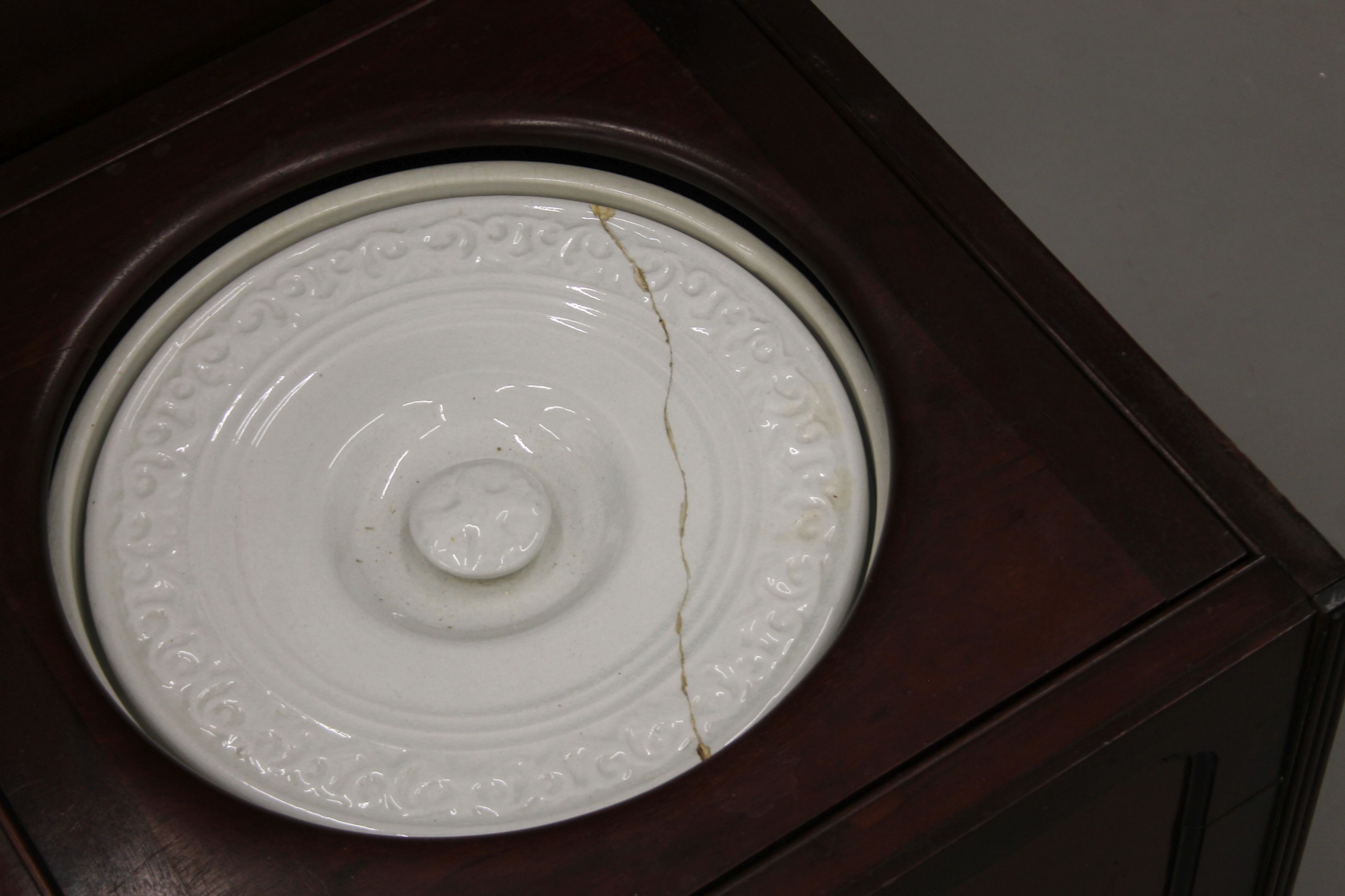 A mahogany commode and a side table. The former 45.5 cm wide. - Image 4 of 6