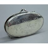 A silver finger purse, hallmarked for Birmingham 1915. 9.5 cm wide.