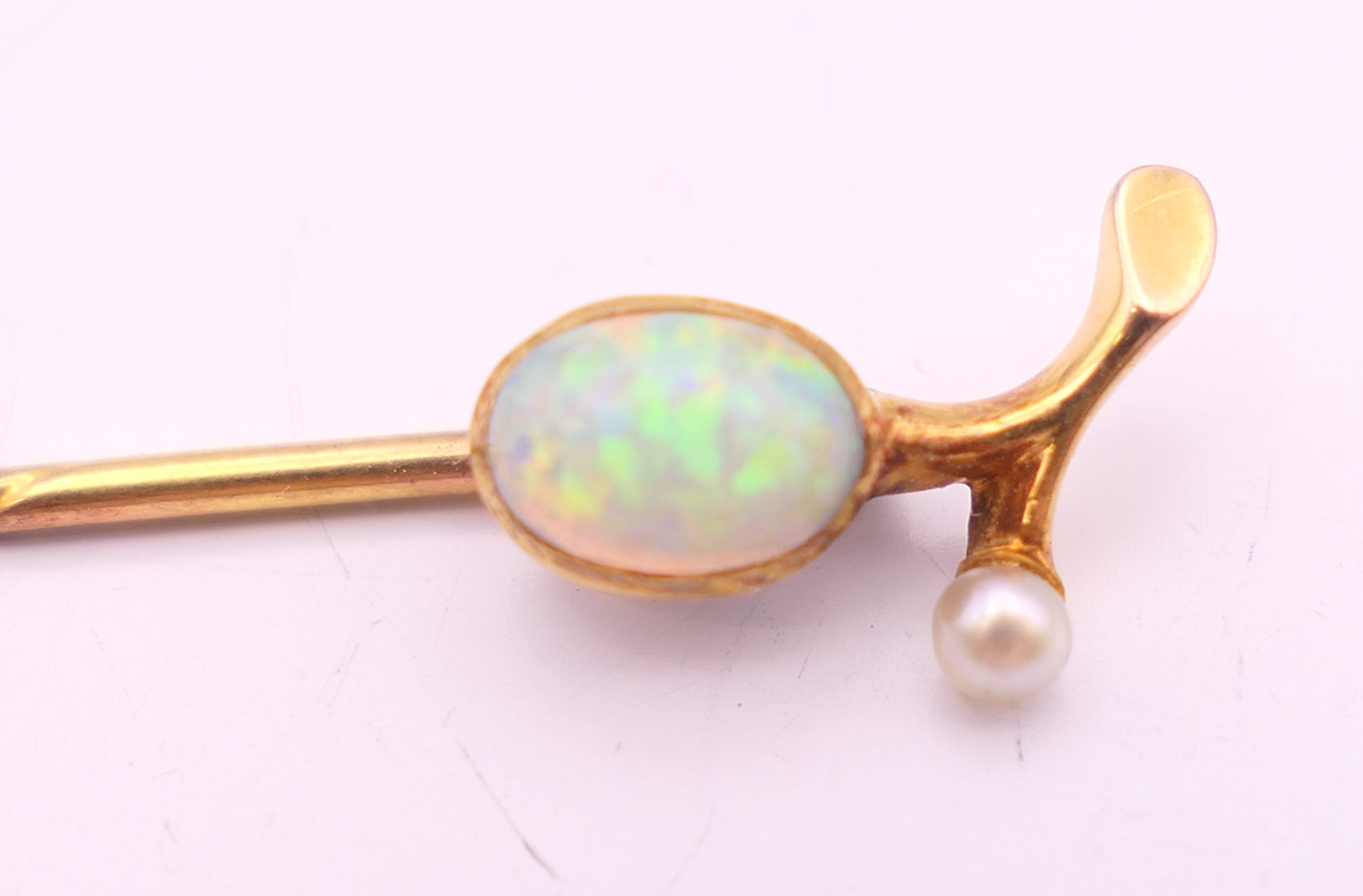 An unmarked 9 ct gold opal and pearl stick pin. 6 cm long. 1.2 grammes total weight. - Image 2 of 5